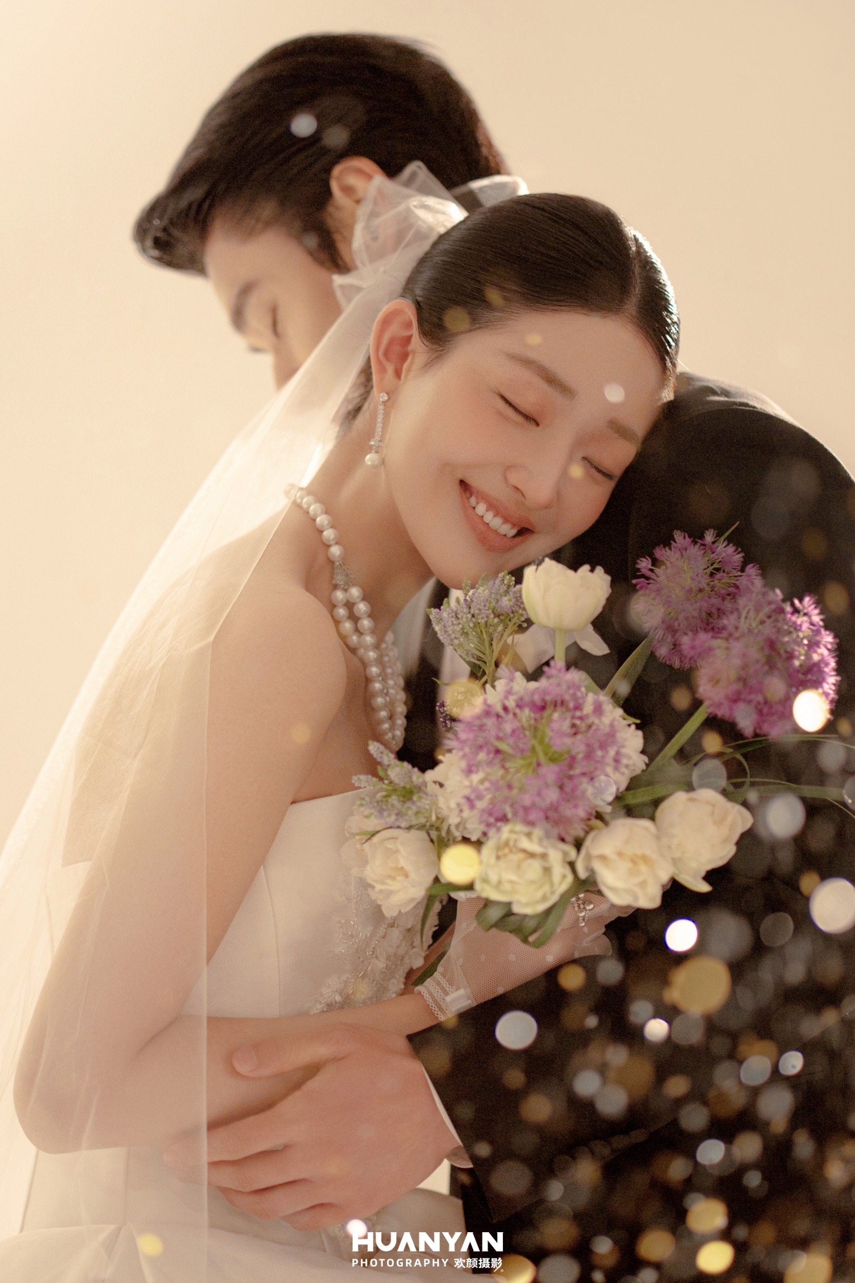 鎏光碎梦客片第7张｜氛围感风婚纱照，摄于室内
