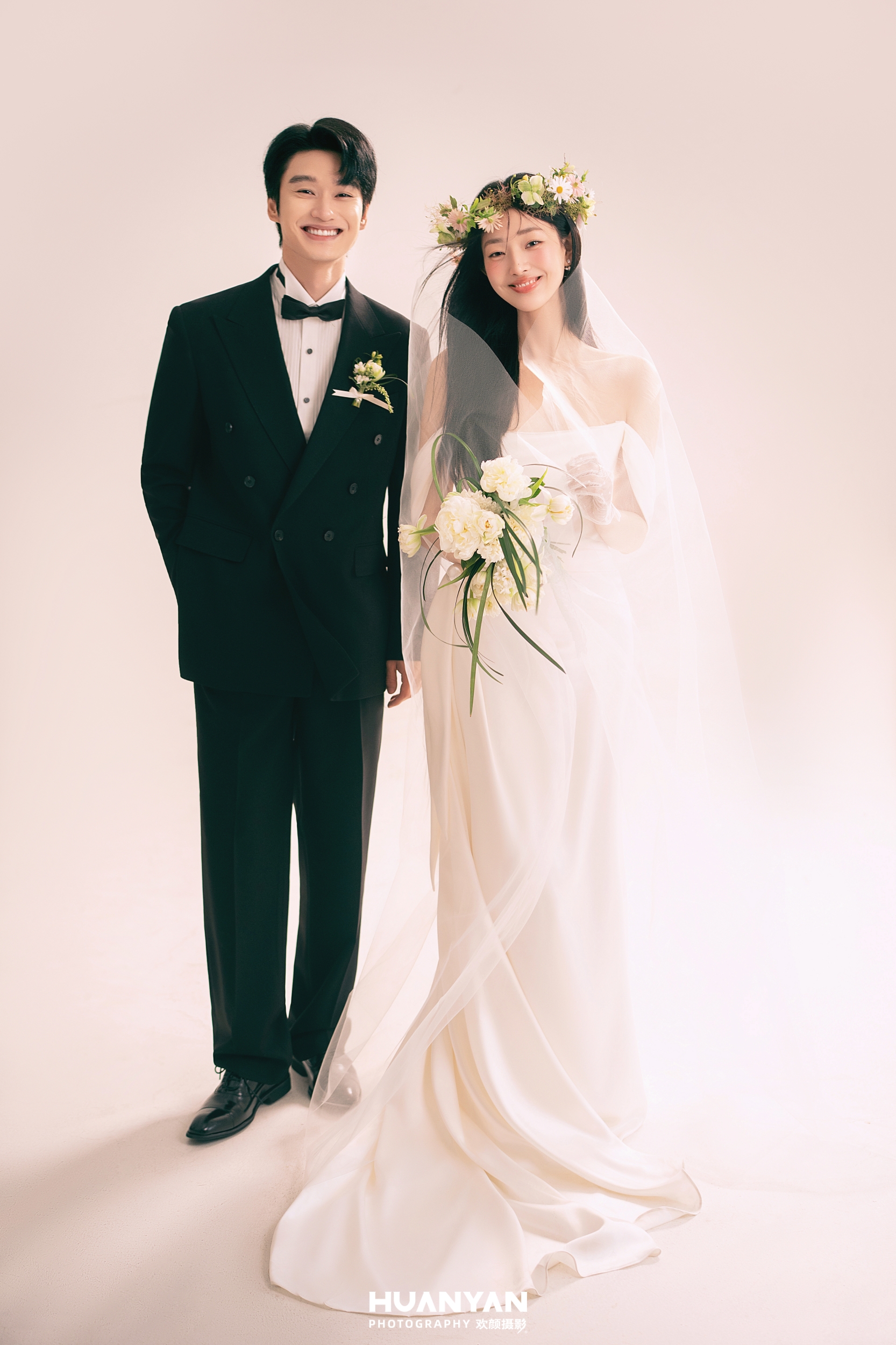粉雾甜序：简约风婚纱照室内实拍