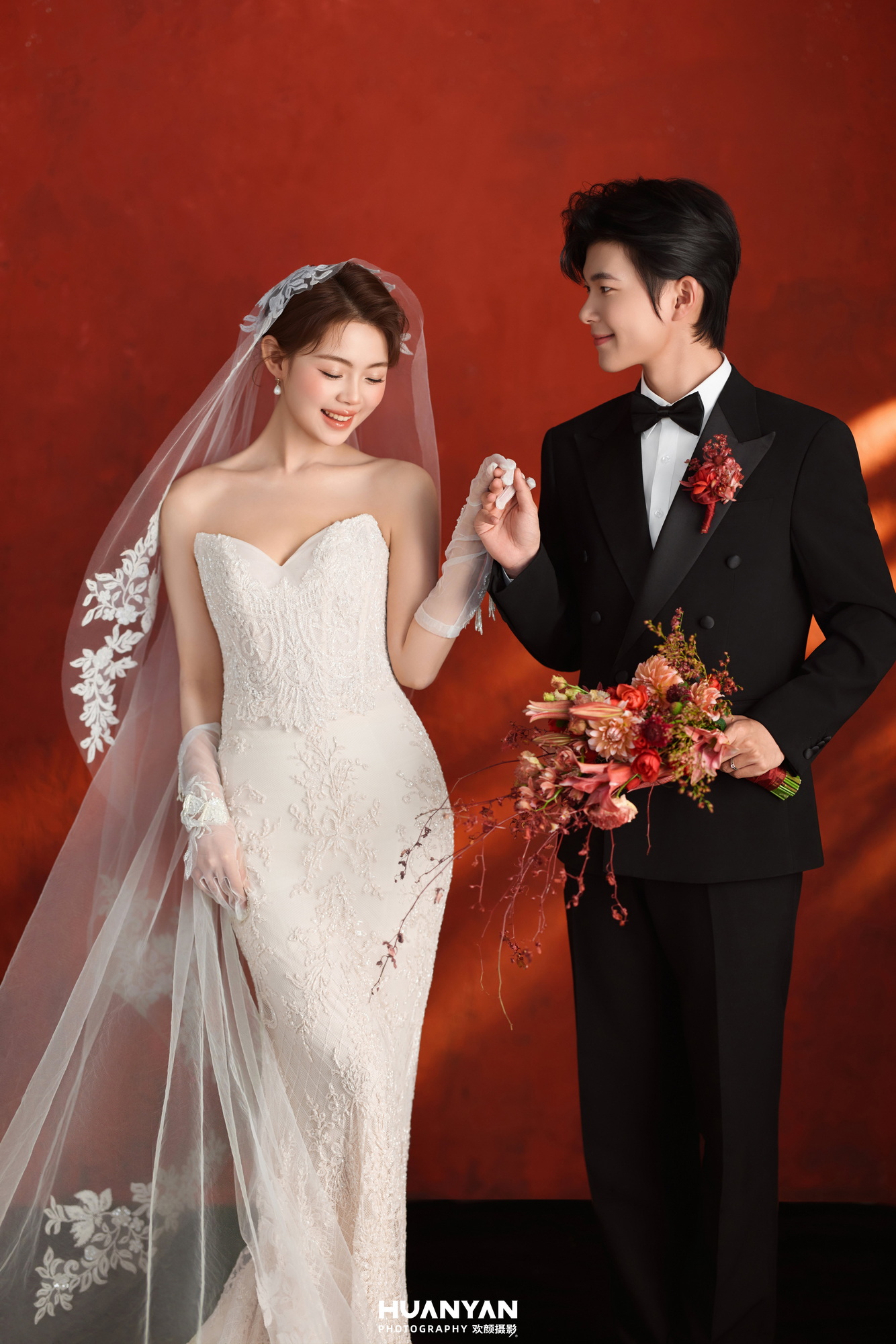 复古红调客片第3张｜高级感风婚纱照，摄于室内