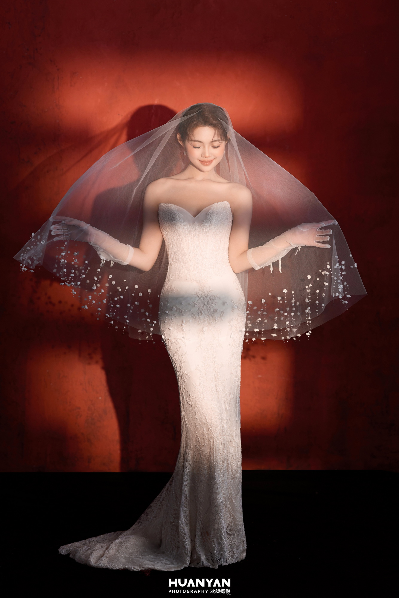高级感风婚纱照 · 室内场景 · 复古红调客片