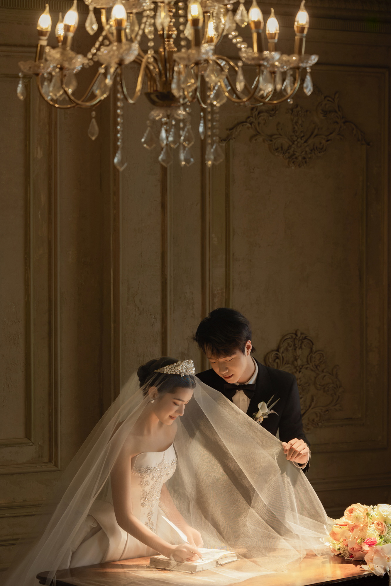 简约风婚纱照 · 室内场景 · 誓言书客片