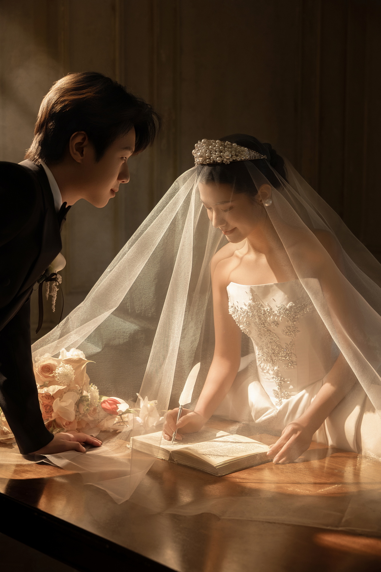 誓言书：简约风婚纱照室内实拍