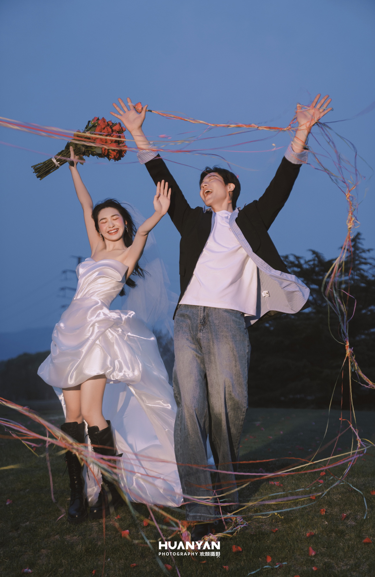 晚风告白客片第7张｜极简风婚纱照，摄于室内