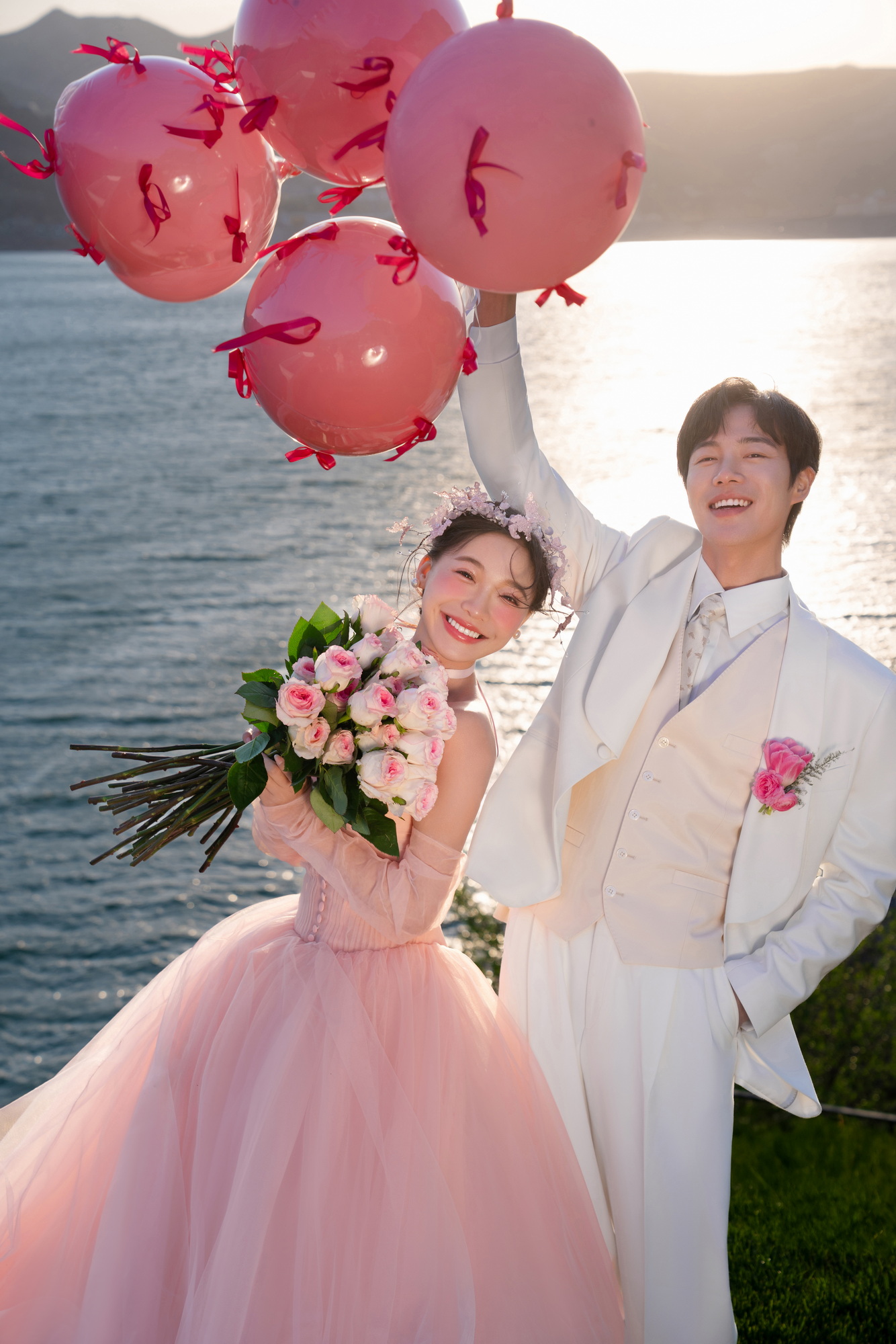 粉漾波光：简约风婚纱照室内实拍