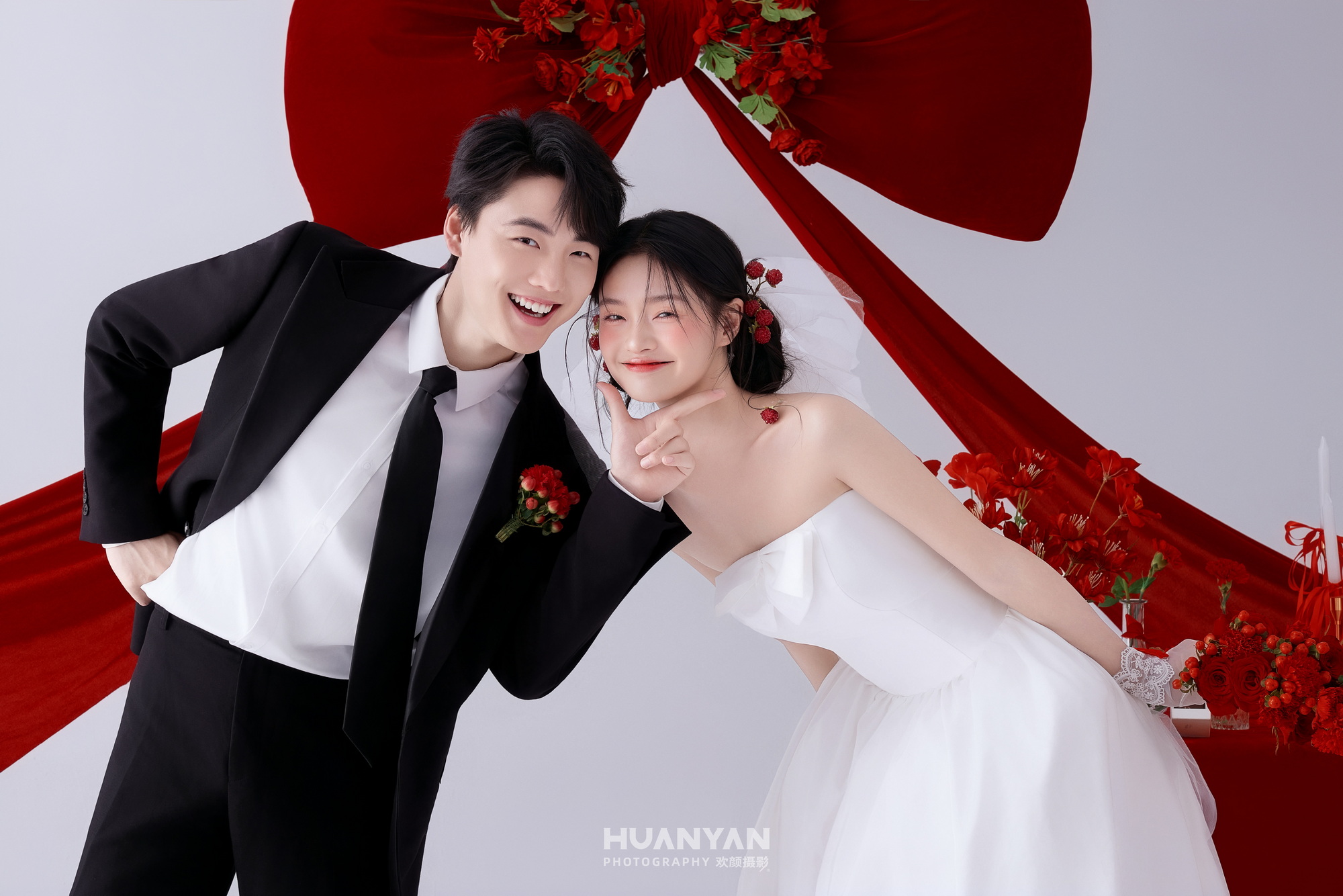 红丝结客片第7张｜喜嫁风婚纱照，摄于室内