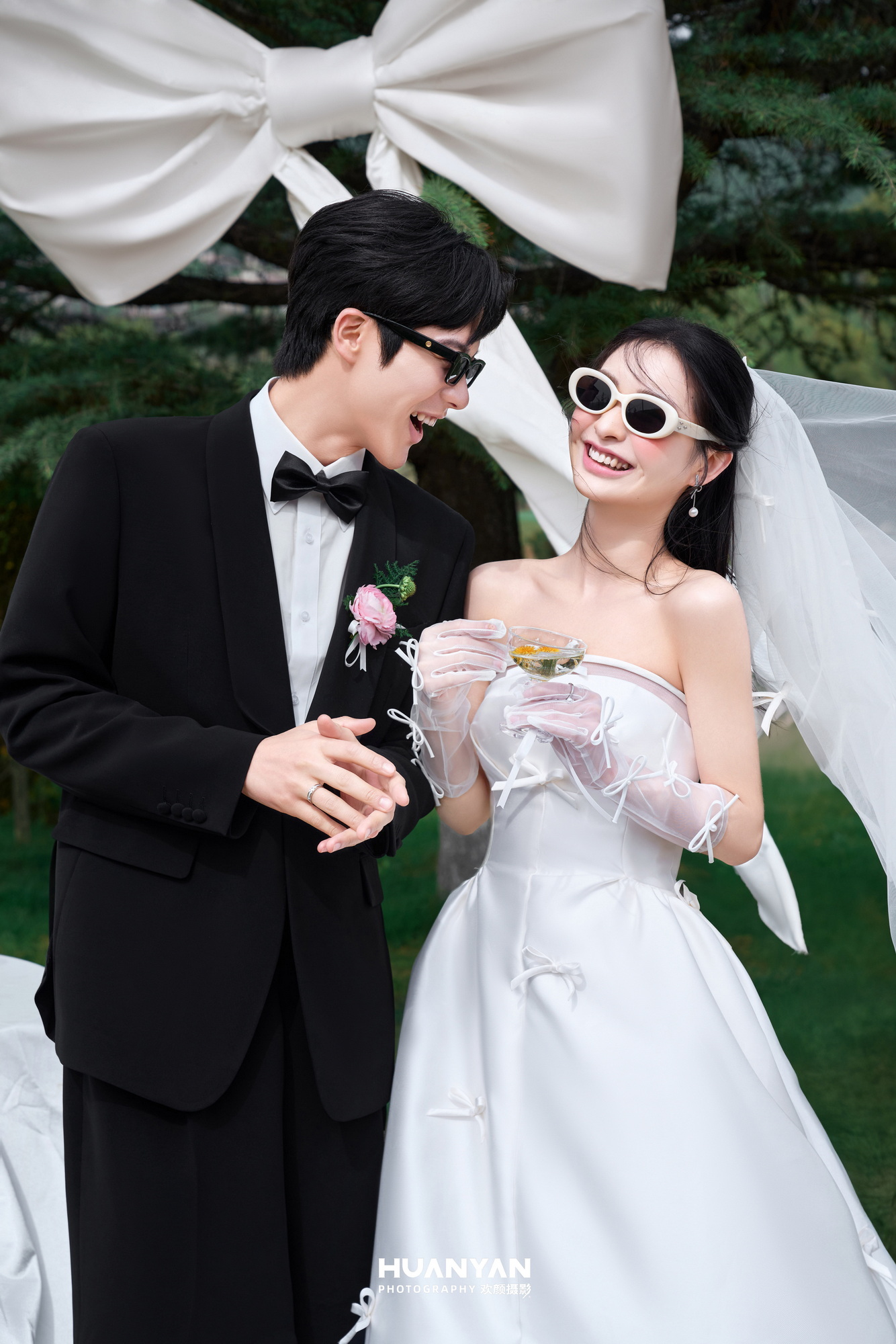 甜酷白纱客片第3张｜高级感风婚纱照，摄于室内