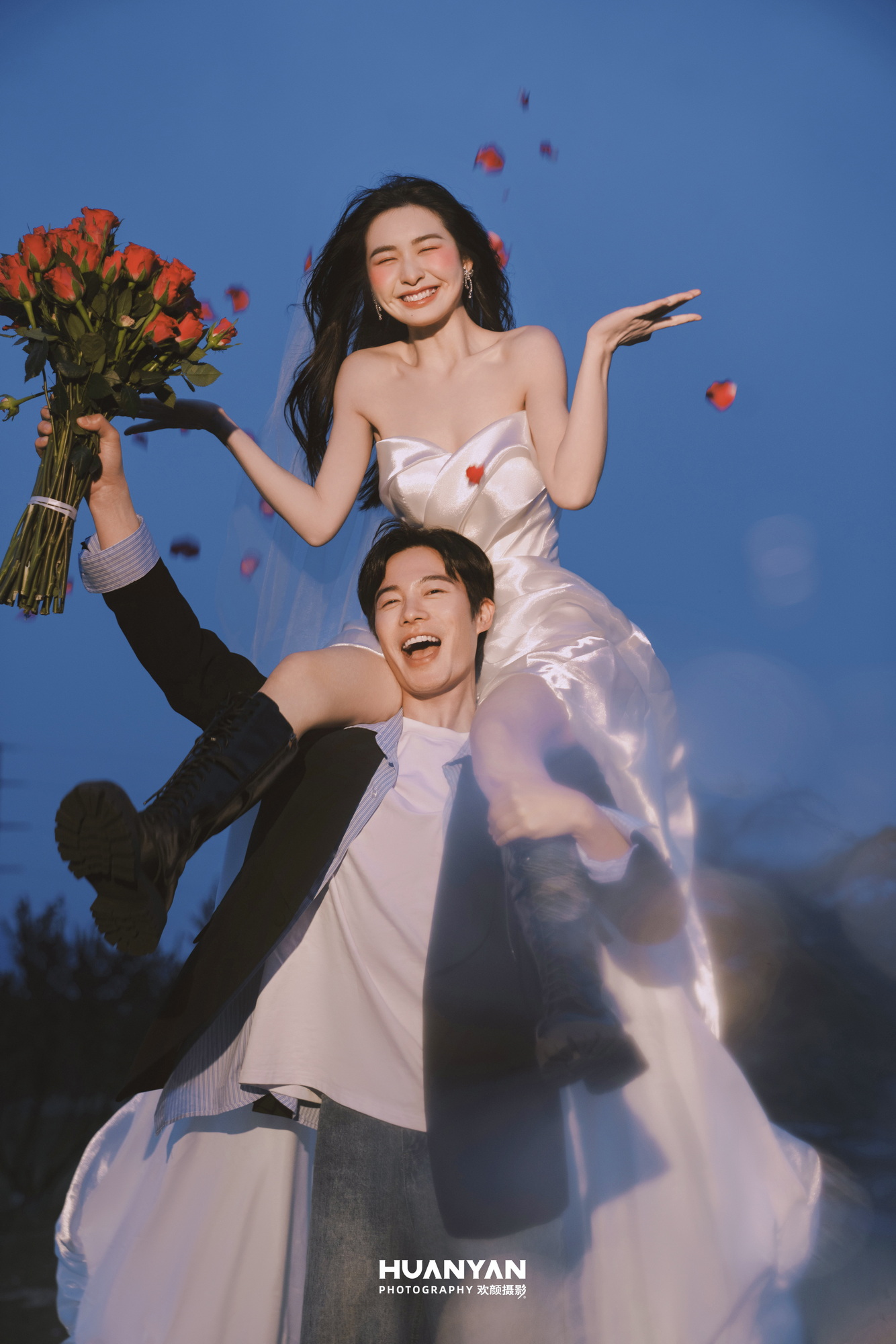 晚风告白：极简风婚纱照室内实拍