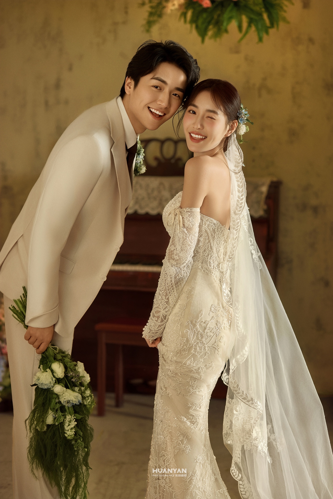 窗畔微光客片第3张｜高级感风婚纱照，摄于室内