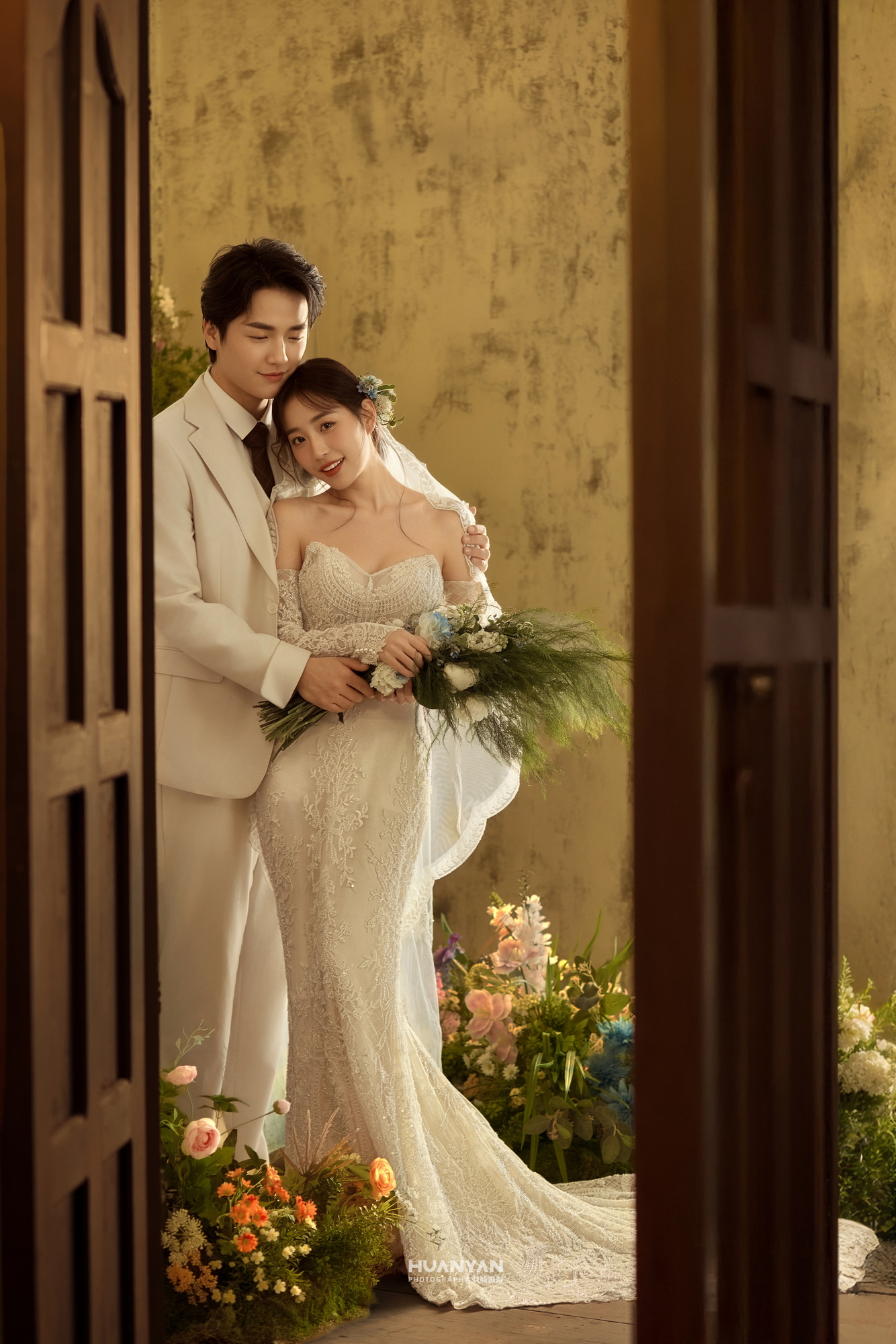 窗畔微光客片第7张｜高级感风婚纱照，摄于室内