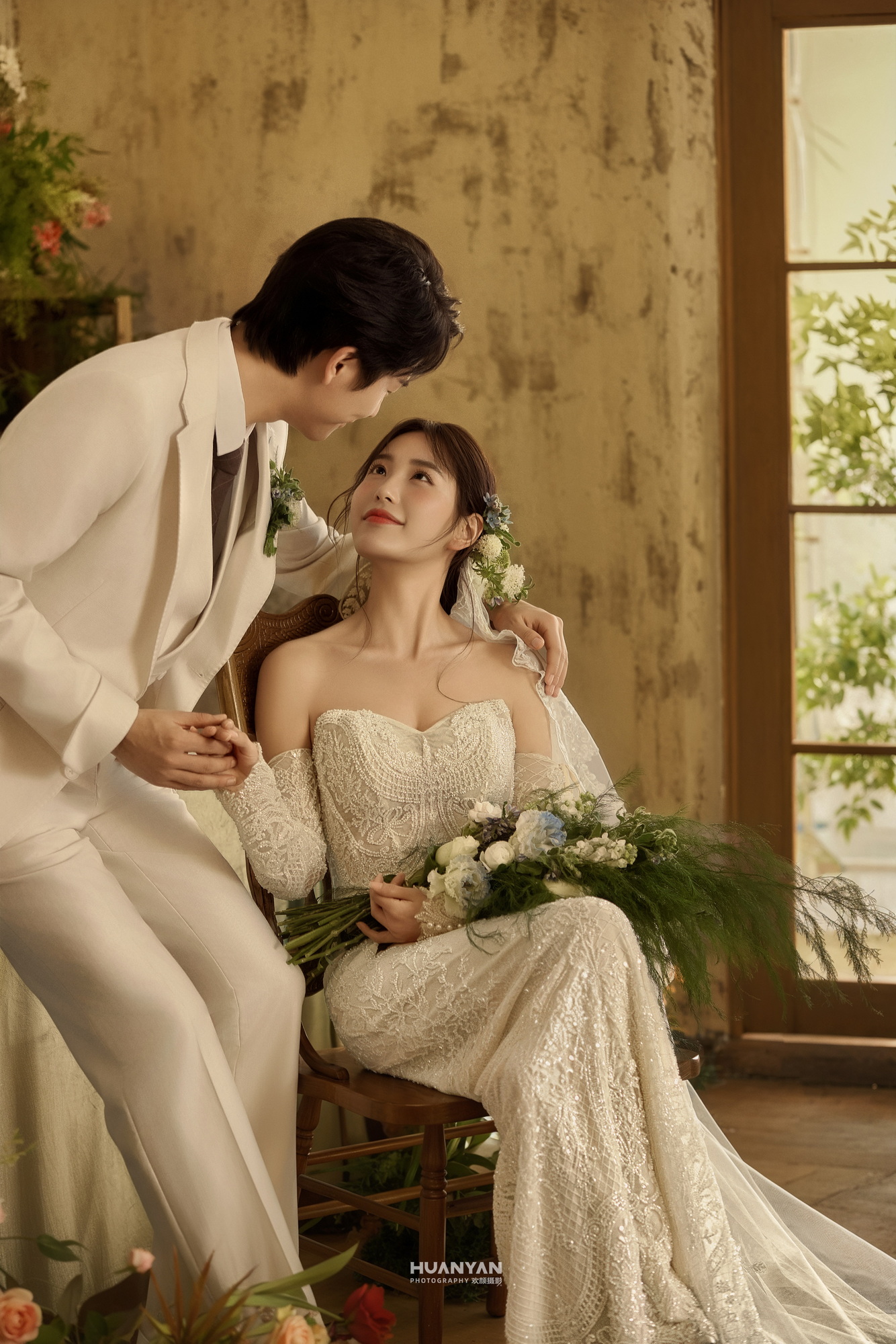 窗畔微光客片第11张｜高级感风婚纱照，摄于室内