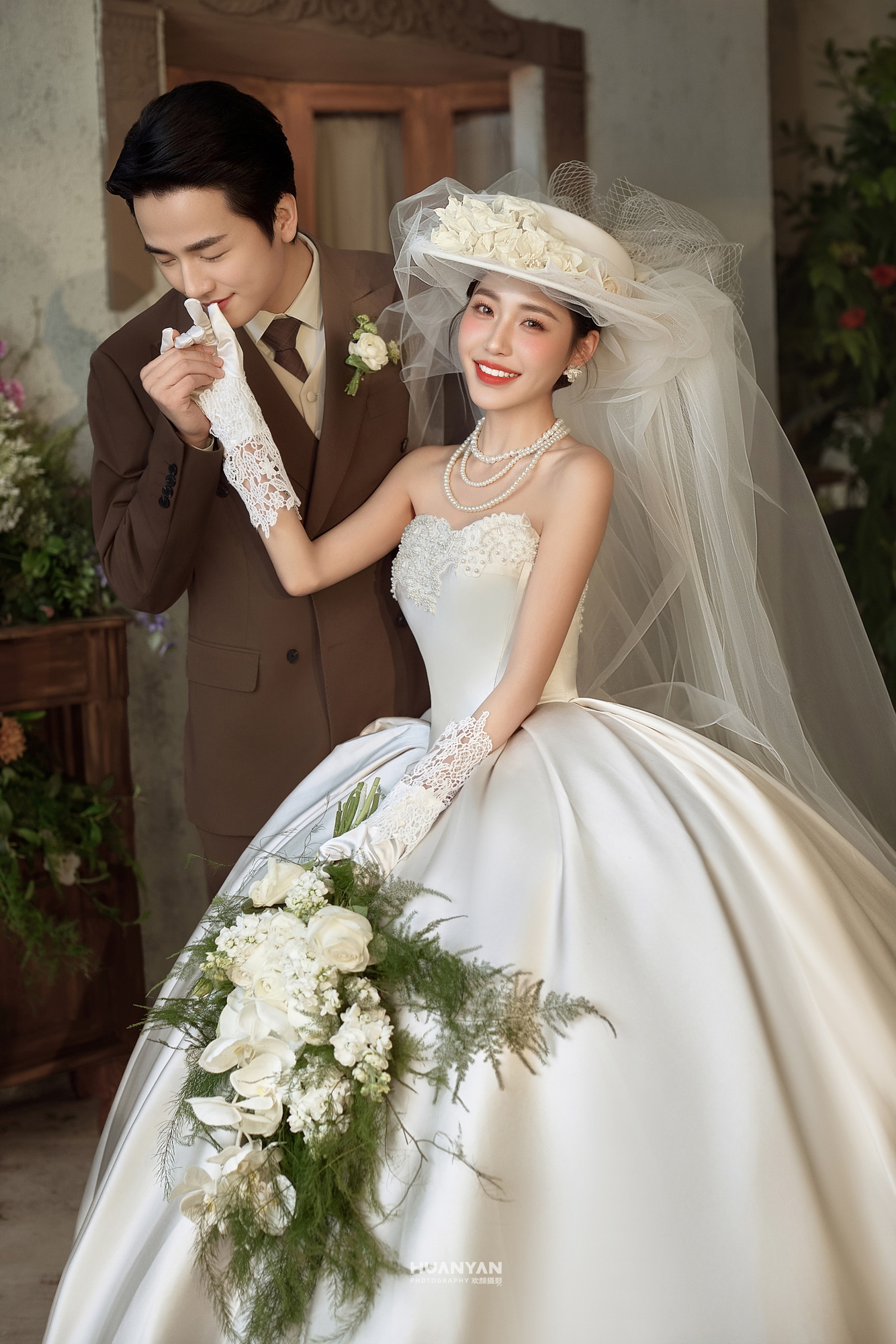 旧梦来信客片第7张｜简约风婚纱照，摄于室内