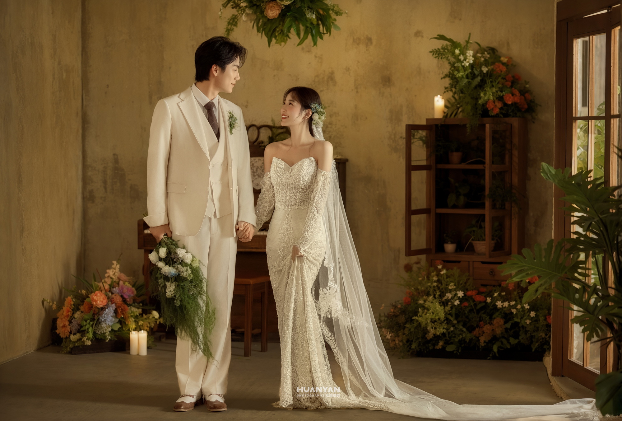 窗畔微光：高级感风婚纱照室内实拍