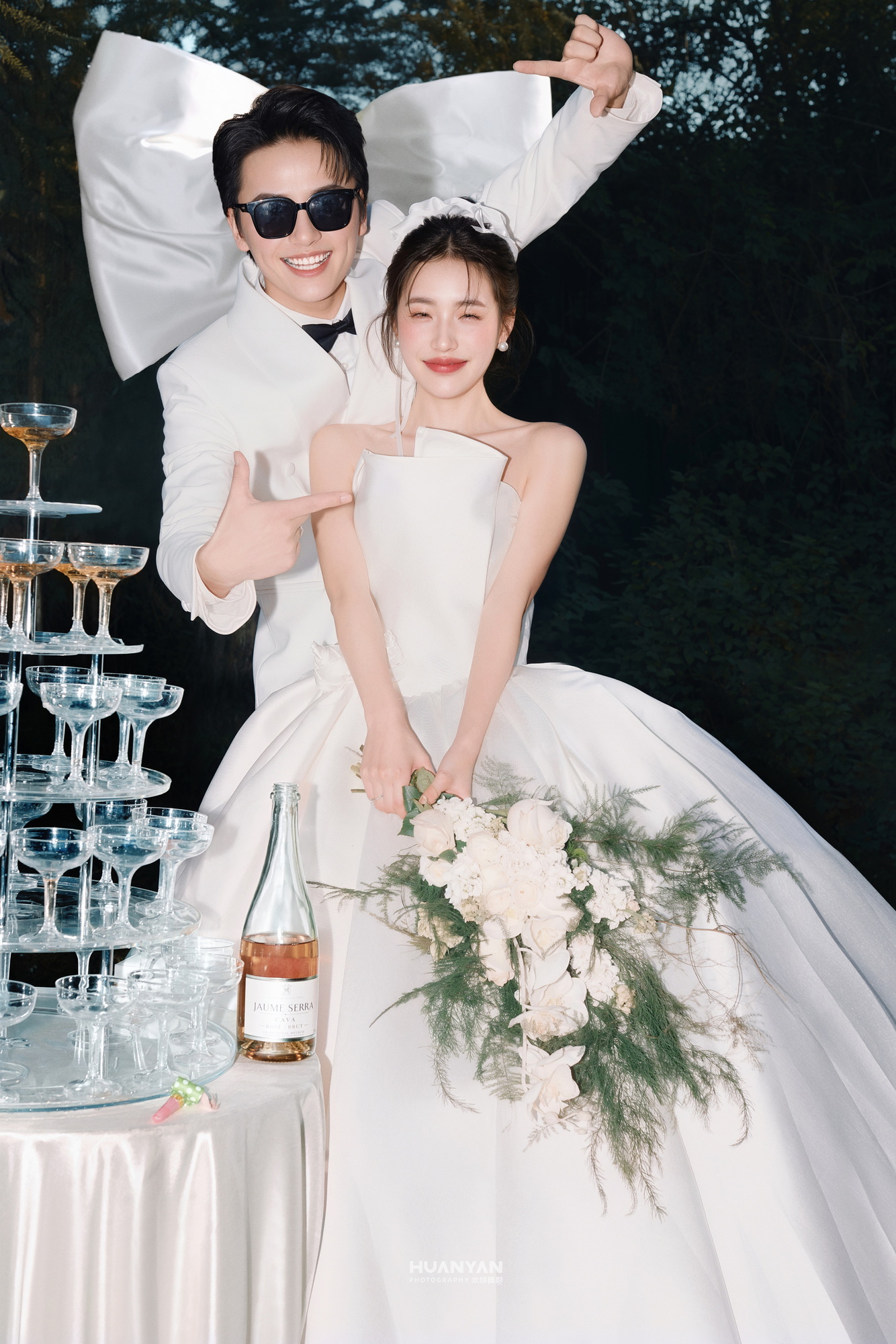 森系白纱：轻氧风婚纱照草地实拍