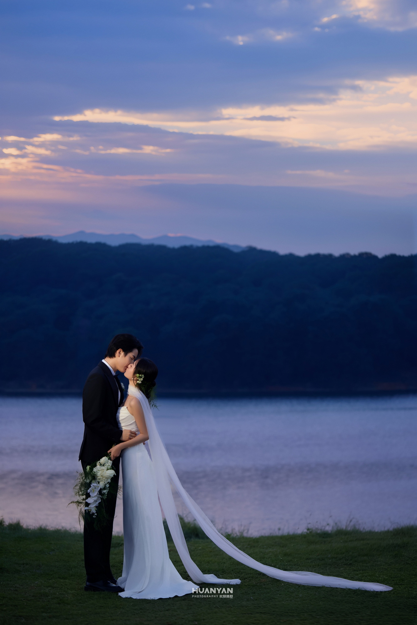 森系风婚纱照 · 湖边场景 · 湖蓝暮色客片