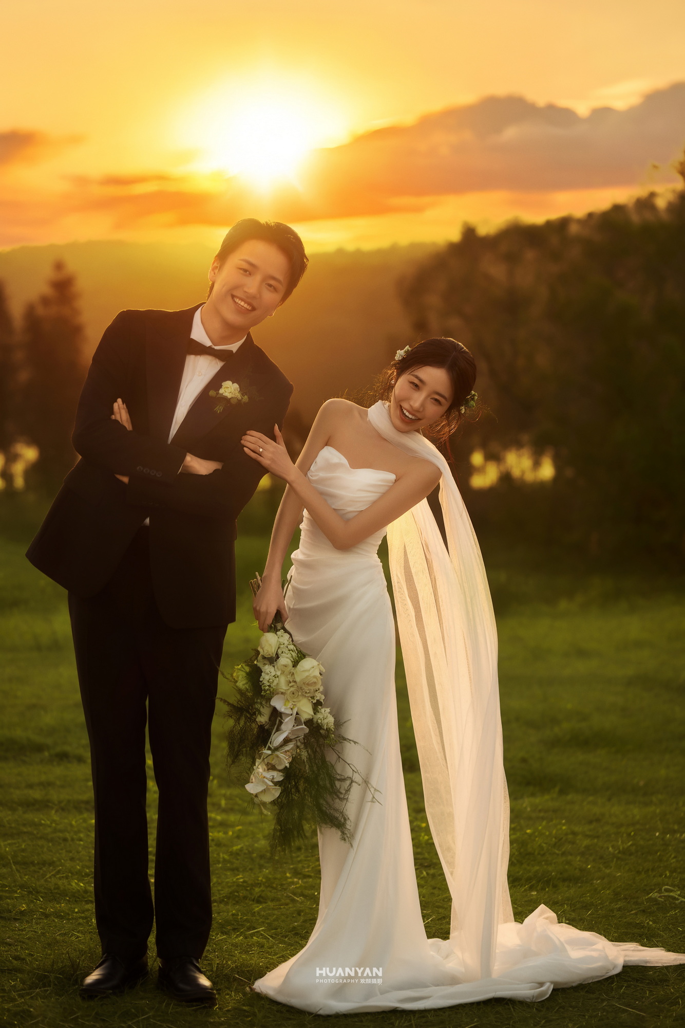 落日恋歌客片第11张｜简约风婚纱照，摄于夕阳