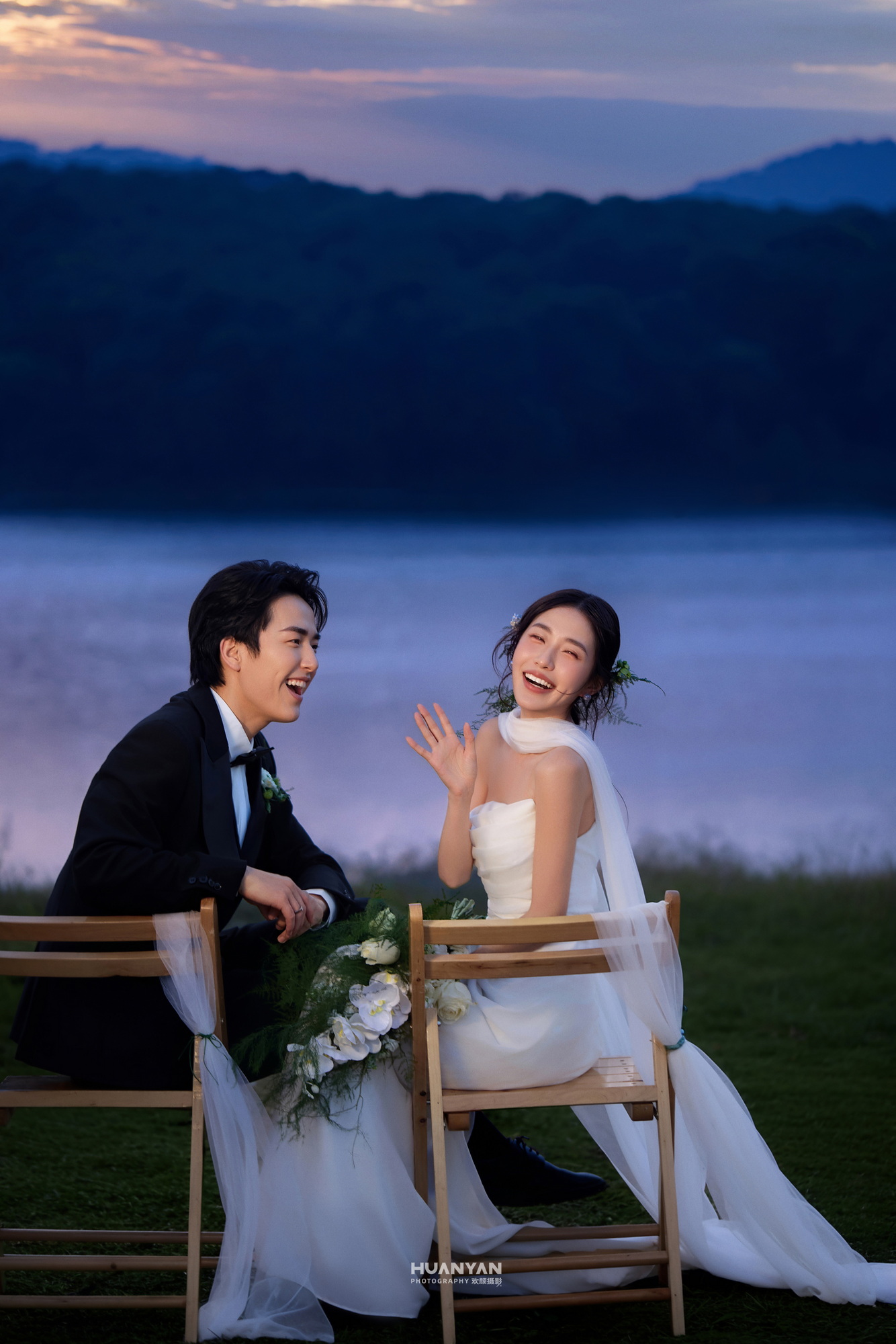 湖蓝暮色：森系风婚纱照湖边实拍