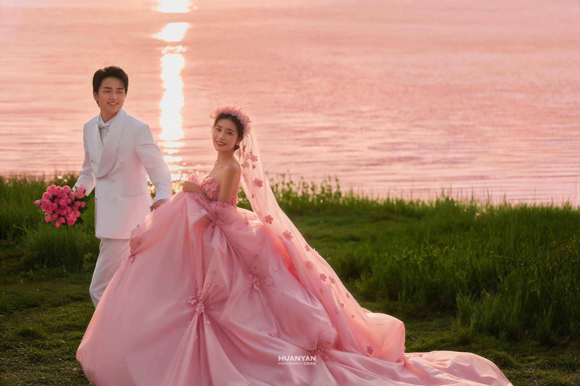 粉黛暮光：简约风婚纱照夕阳实拍