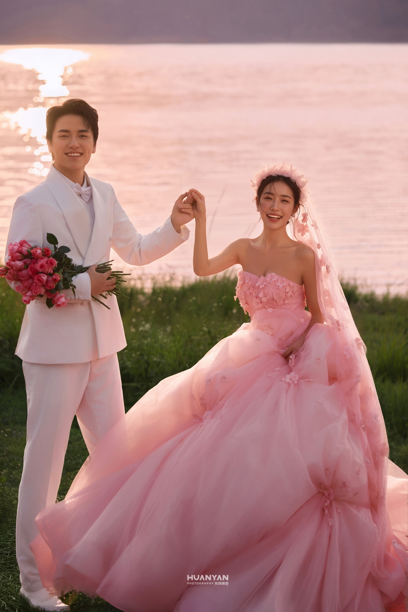 粉黛暮光：简约风婚纱照夕阳实拍