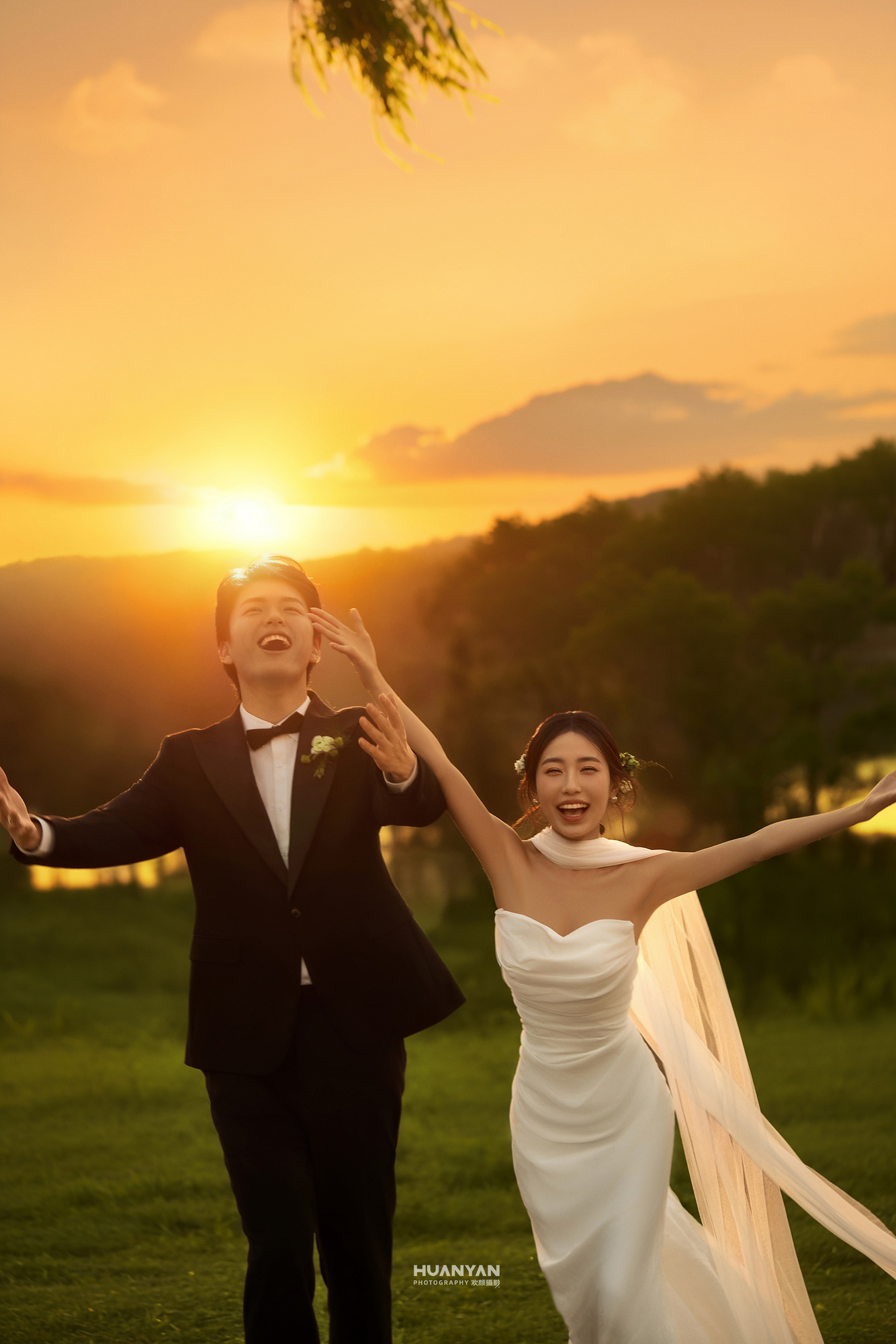 落日恋歌客片第3张｜简约风婚纱照，摄于夕阳