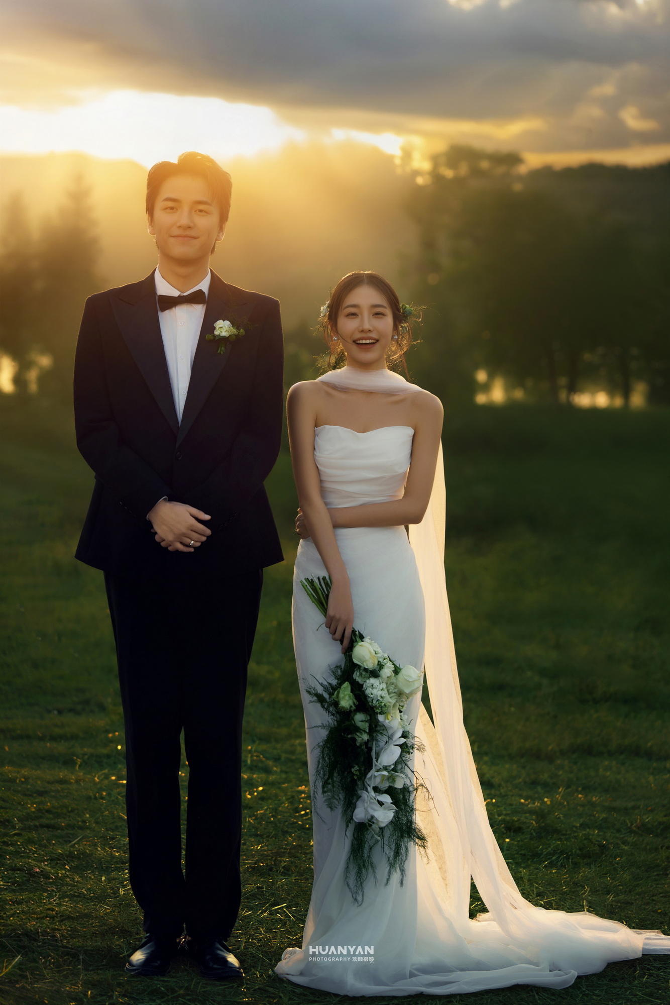 落日恋歌客片第7张｜简约风婚纱照，摄于夕阳