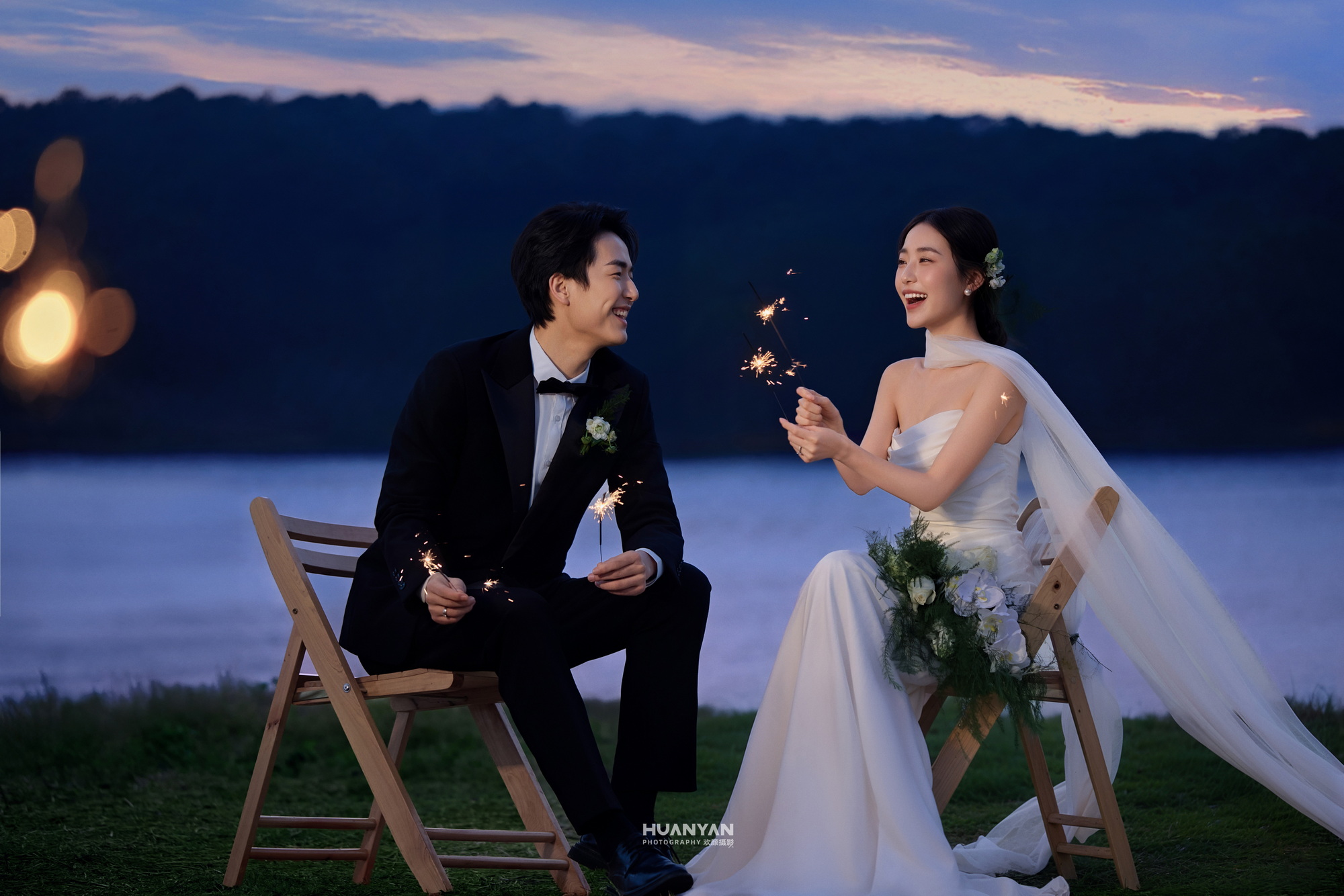 湖蓝暮色客片第3张｜森系风婚纱照，摄于湖边