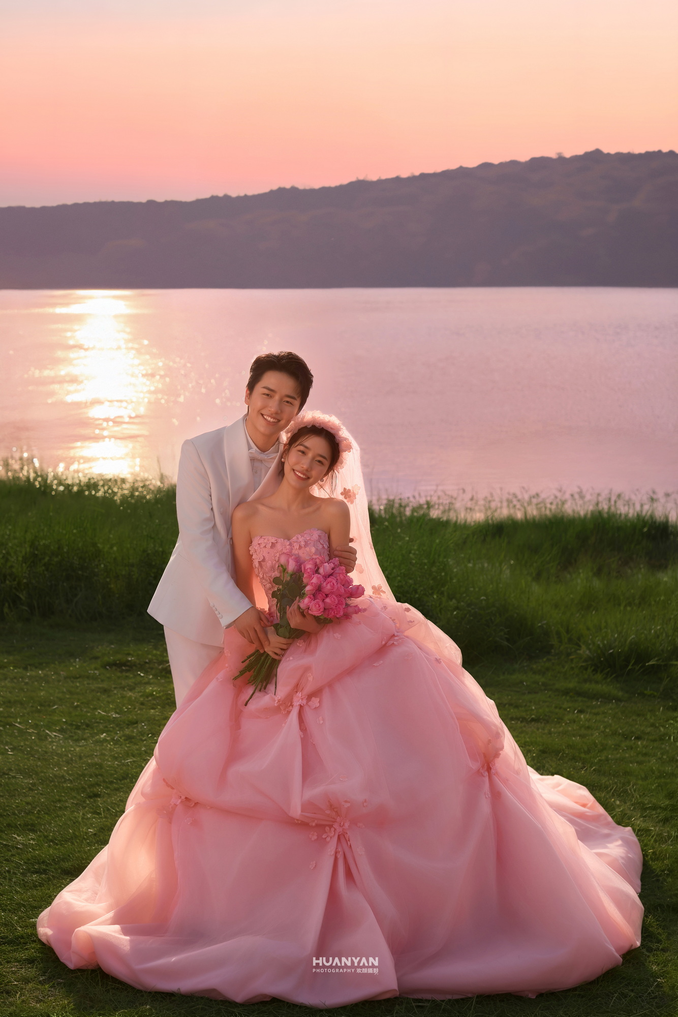 粉黛暮光：简约风婚纱照夕阳实拍
