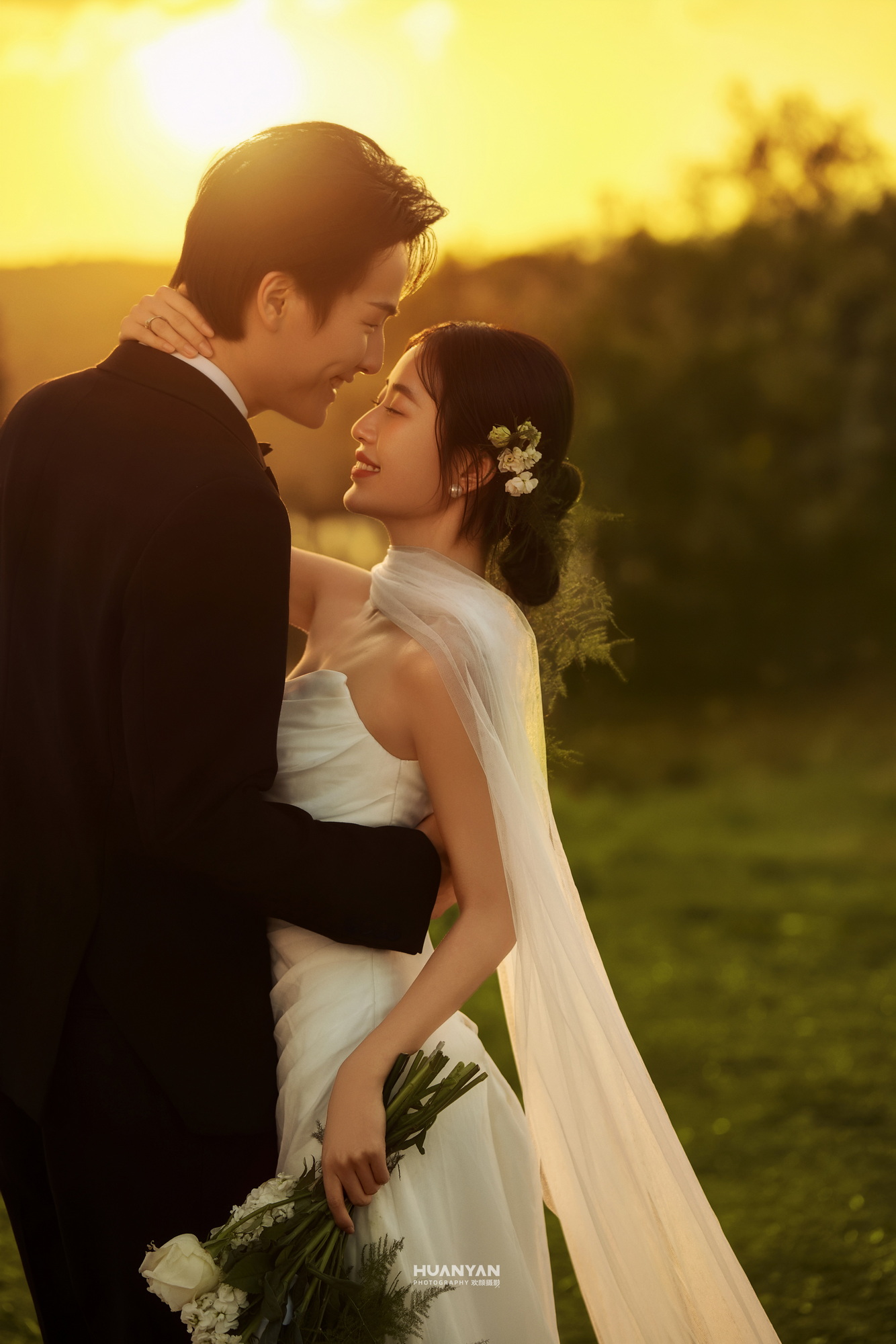 落日恋歌：简约风婚纱照夕阳实拍