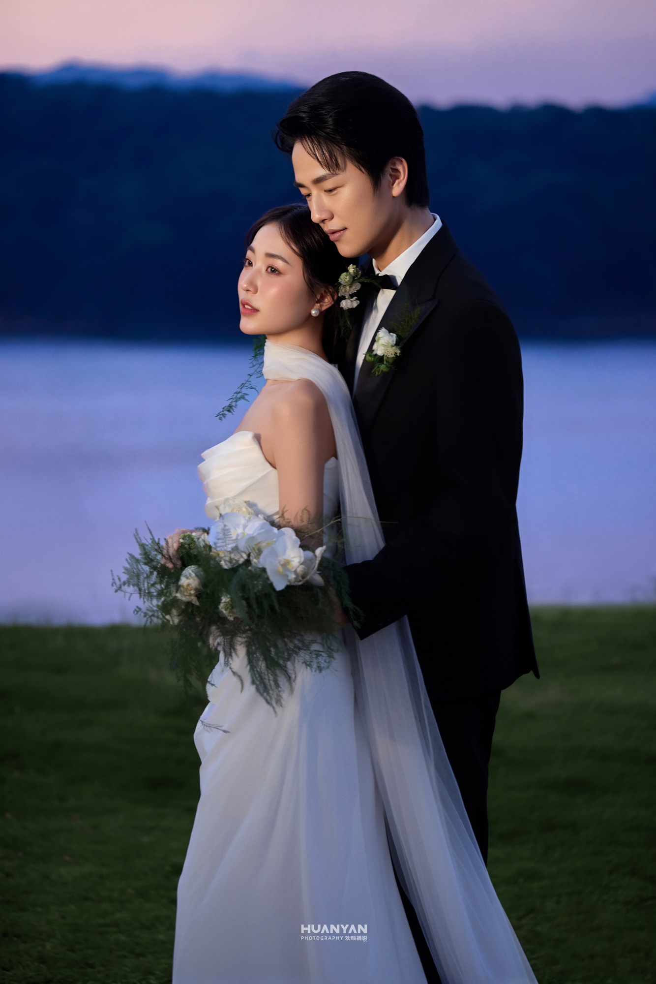 湖蓝暮色：森系风婚纱照湖边实拍