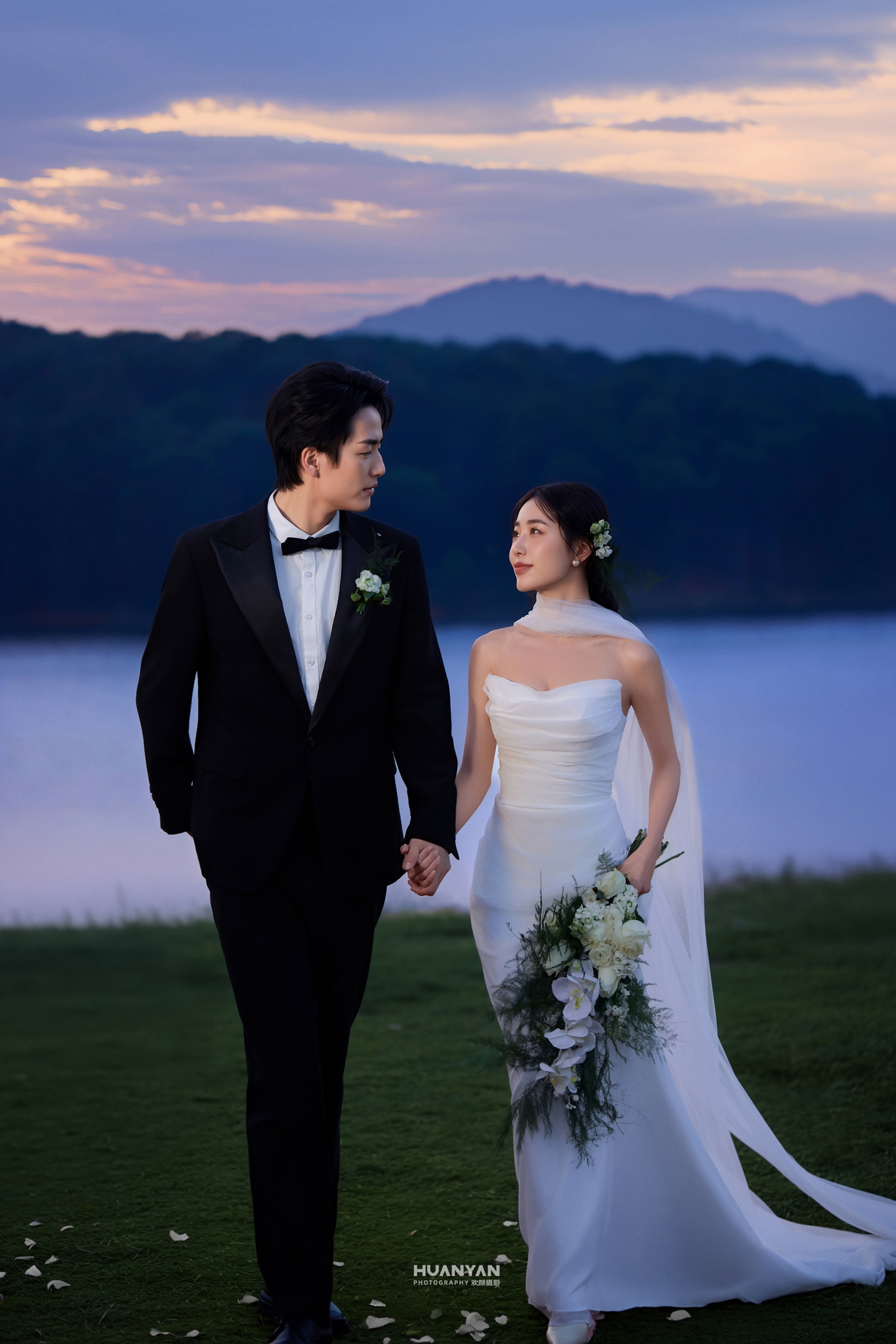 湖蓝暮色：森系风婚纱照湖边实拍