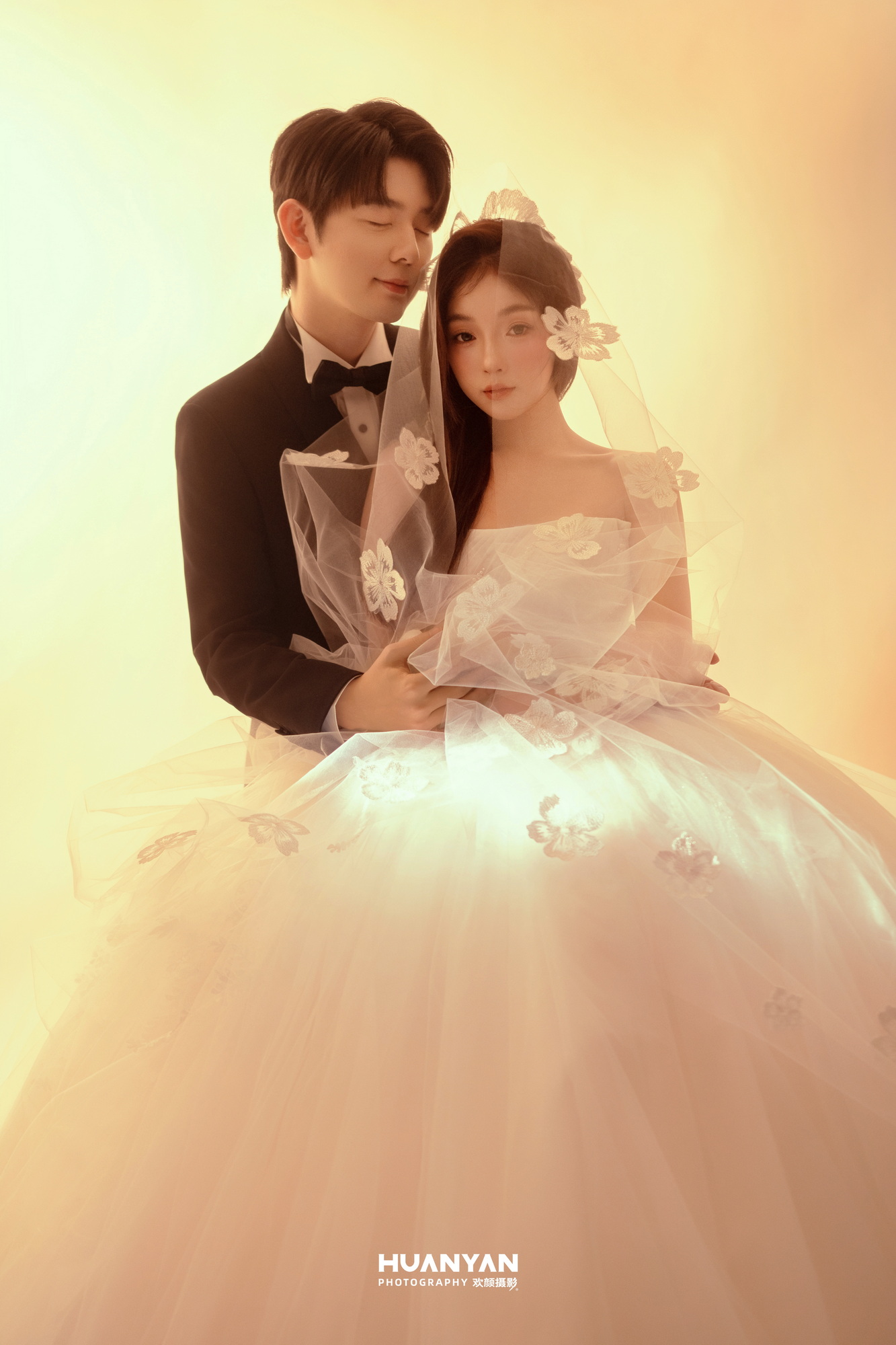 暖光告白客片第3张｜高级感风婚纱照，摄于室内