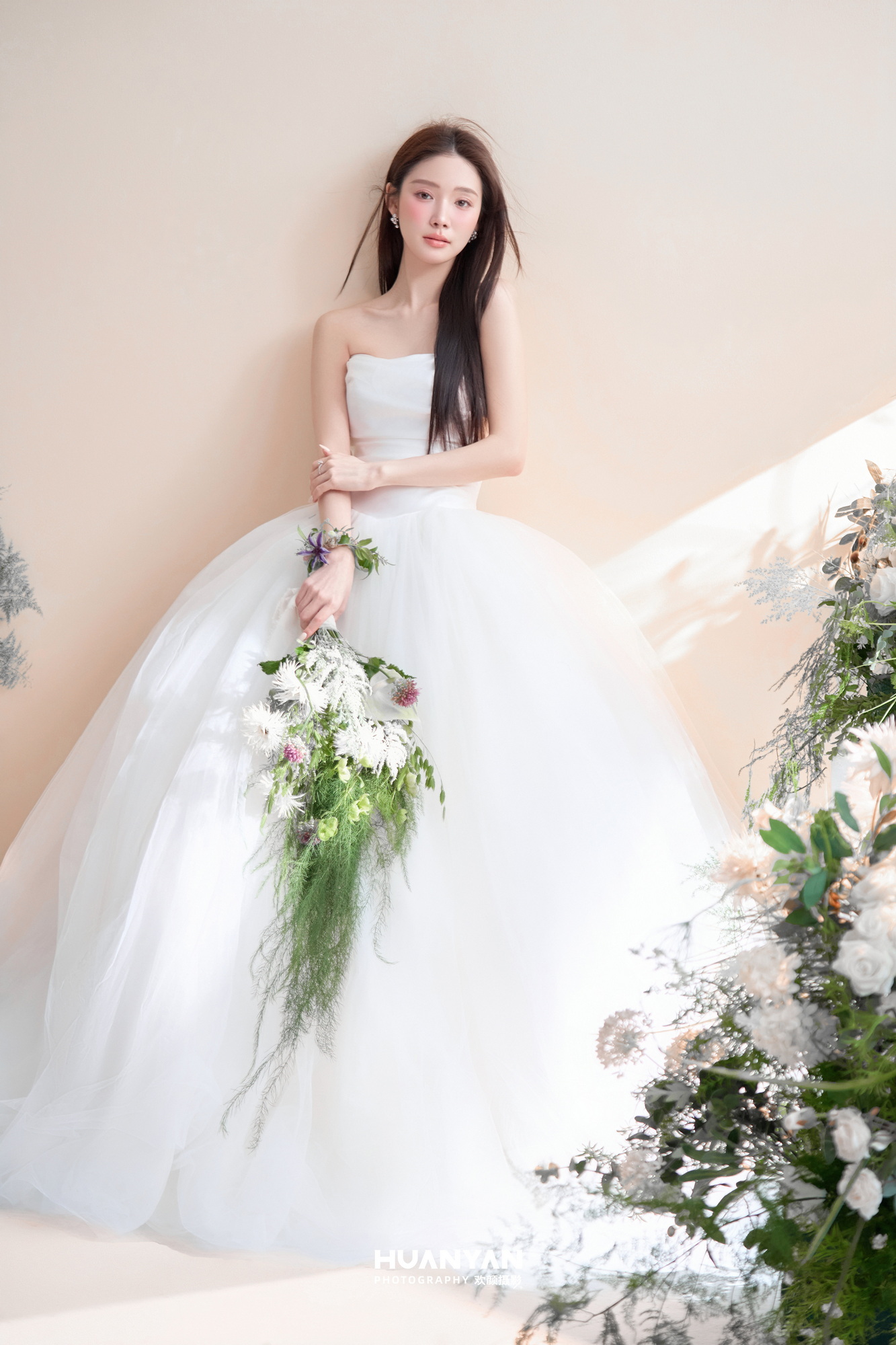 极简风婚纱照 · 室内场景 · 屿白纱誓客片