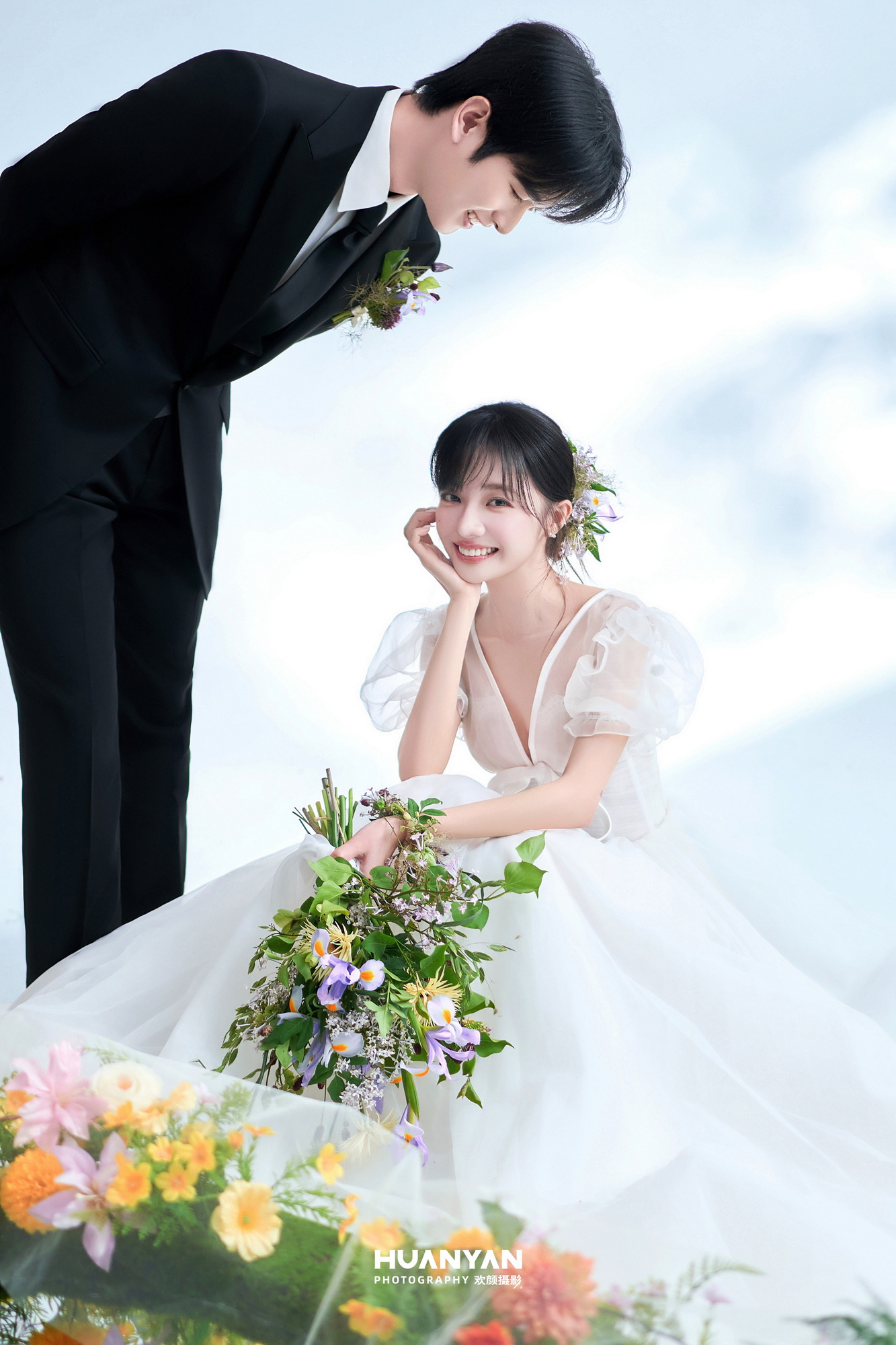 野旧梦客片第7张｜简约风婚纱照，摄于草地