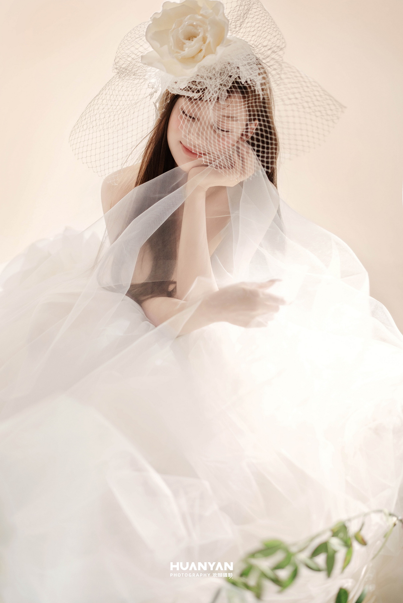 室内高级感风婚纱照实拍（暖光里的白纱系列）