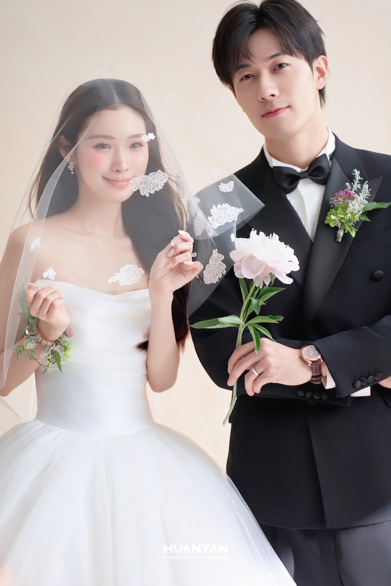 屿白纱誓客片第3张｜极简风婚纱照，摄于室内