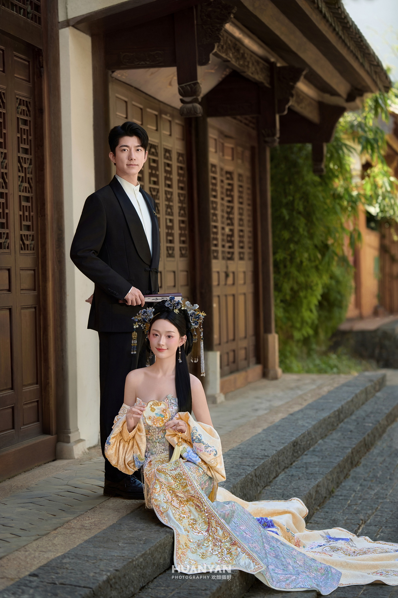 屿之誓集客片第3张｜简约风婚纱照，摄于室内