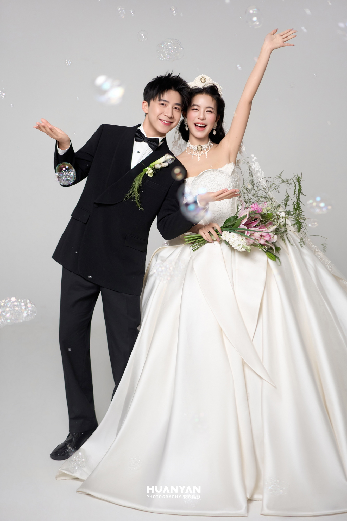纯白叙事客片第3张｜极简风婚纱照，摄于室内