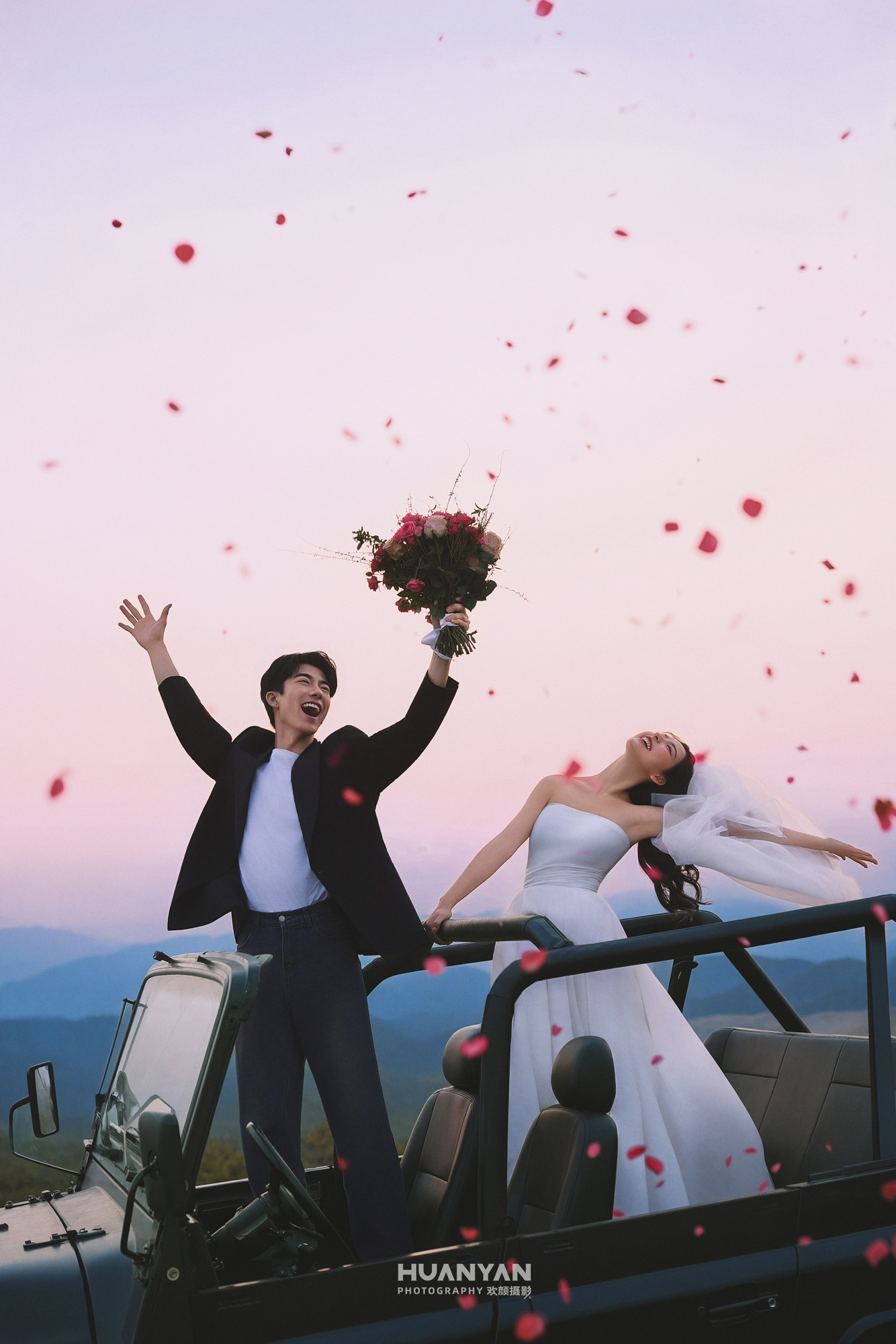 奔赴浪漫：简约风婚纱照室内实拍