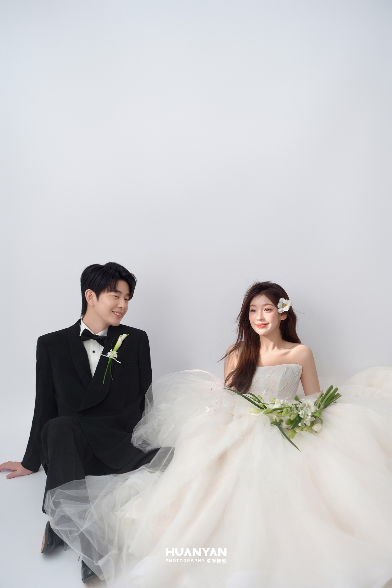 白纱与诗客片第3张｜极简风婚纱照，摄于室内