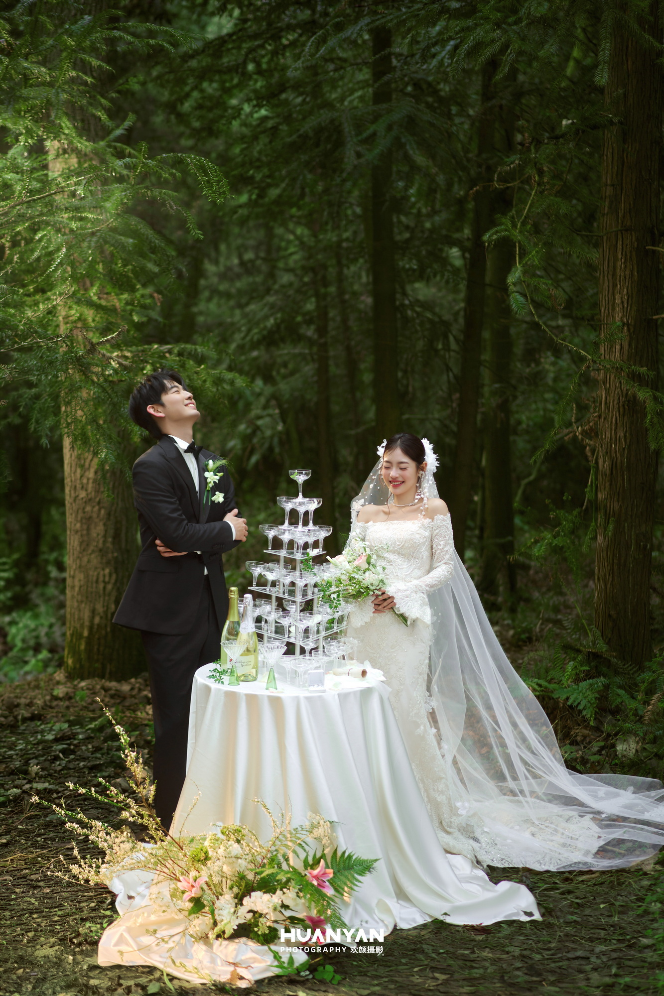 我们的森林婚礼日记：轻氧风婚纱照草地实拍
