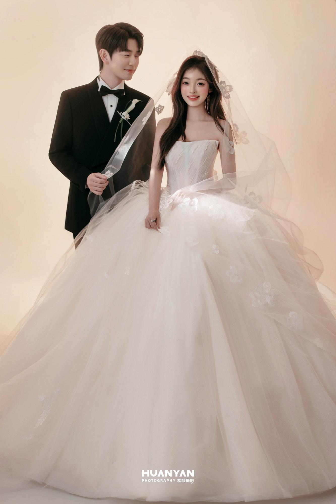 暖光告白客片第7张｜高级感风婚纱照，摄于室内