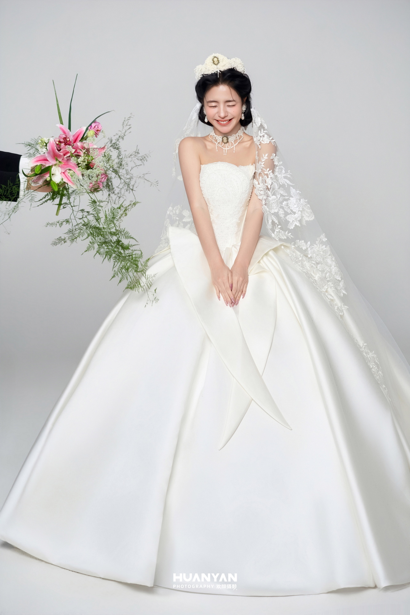 纯白叙事客片第7张｜极简风婚纱照，摄于室内