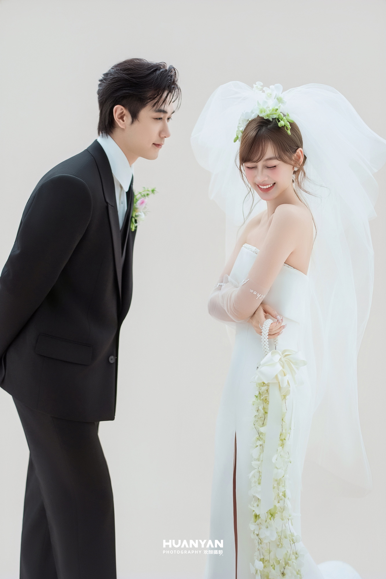 头纱情书：简约风婚纱照室内实拍