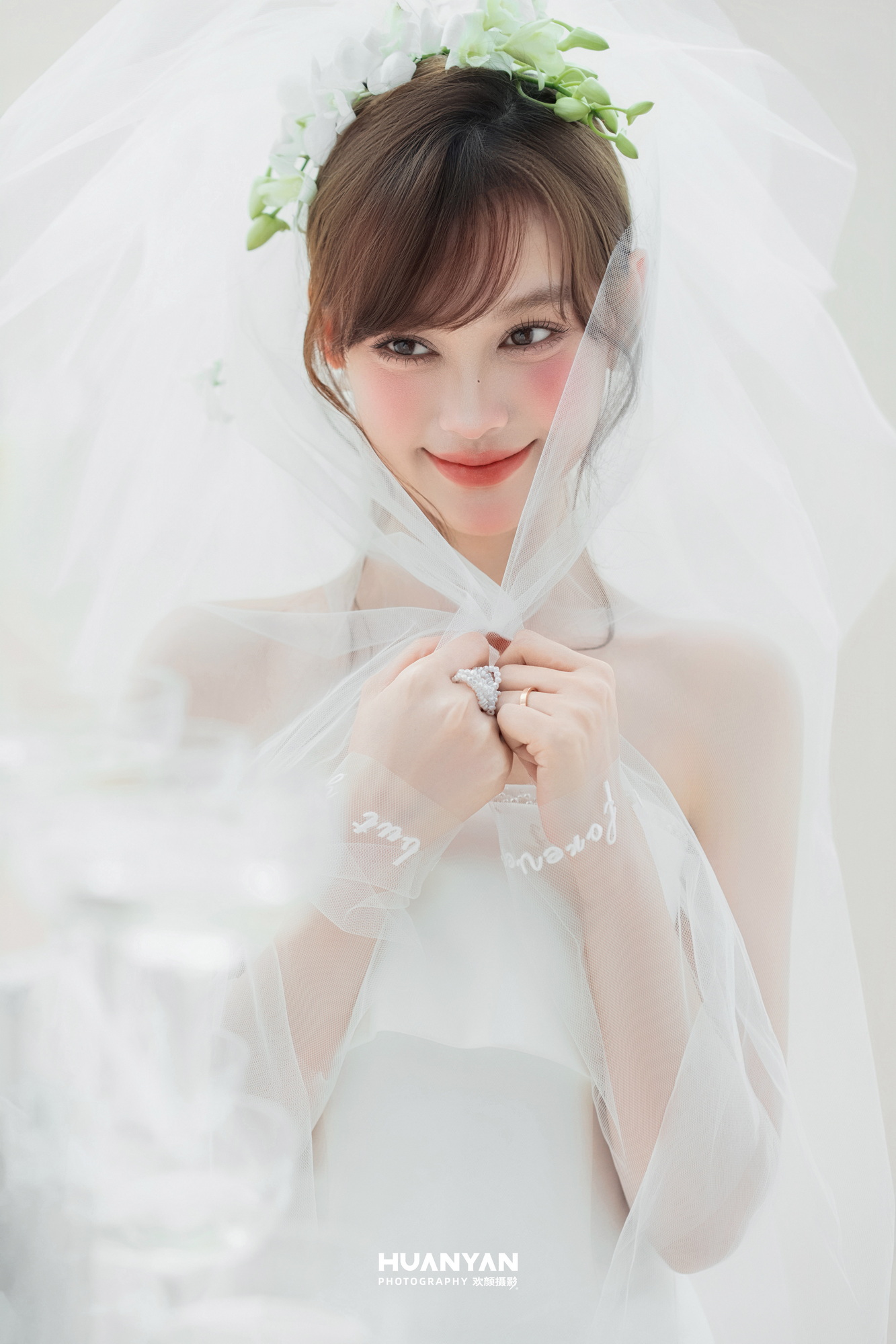 头纱情书客片第7张｜简约风婚纱照，摄于室内