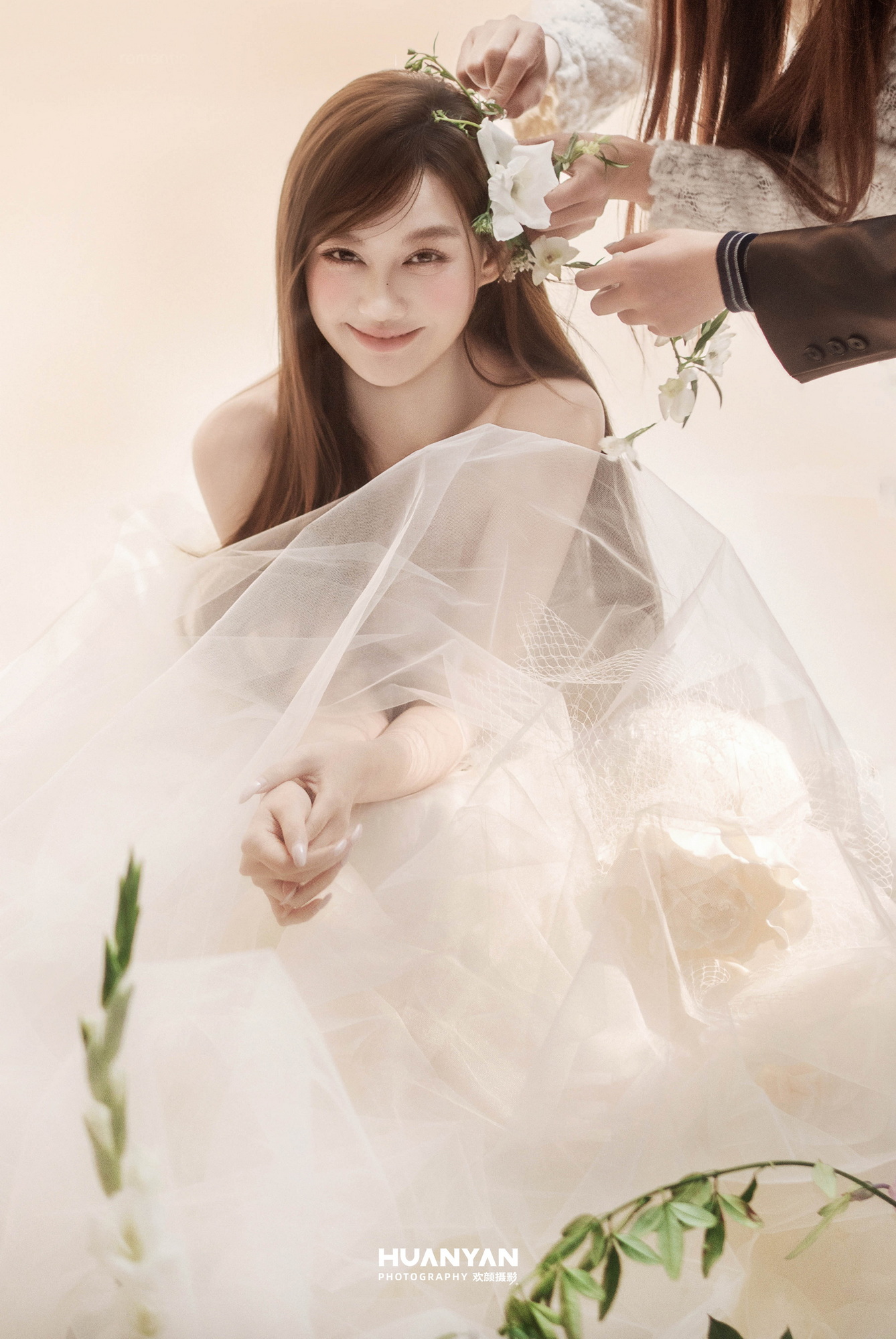 高级感风婚纱照 · 室内场景 · 暖光里的白纱客片