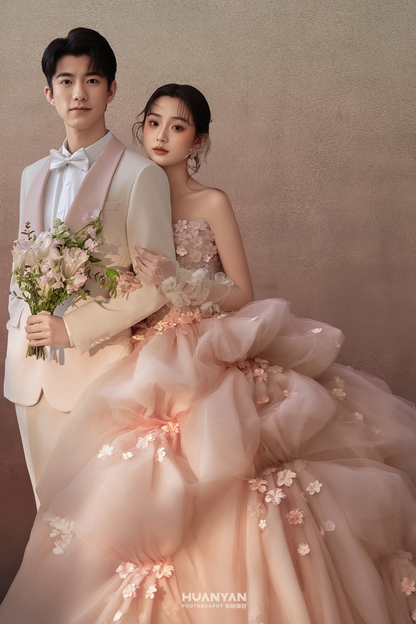 粉雾情书：简约风婚纱照室内实拍