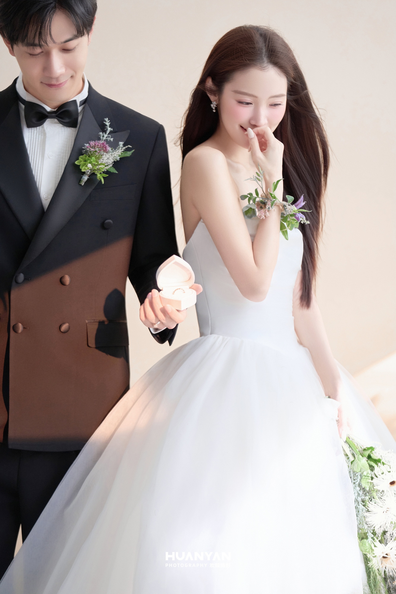 屿白纱誓：极简风婚纱照室内实拍