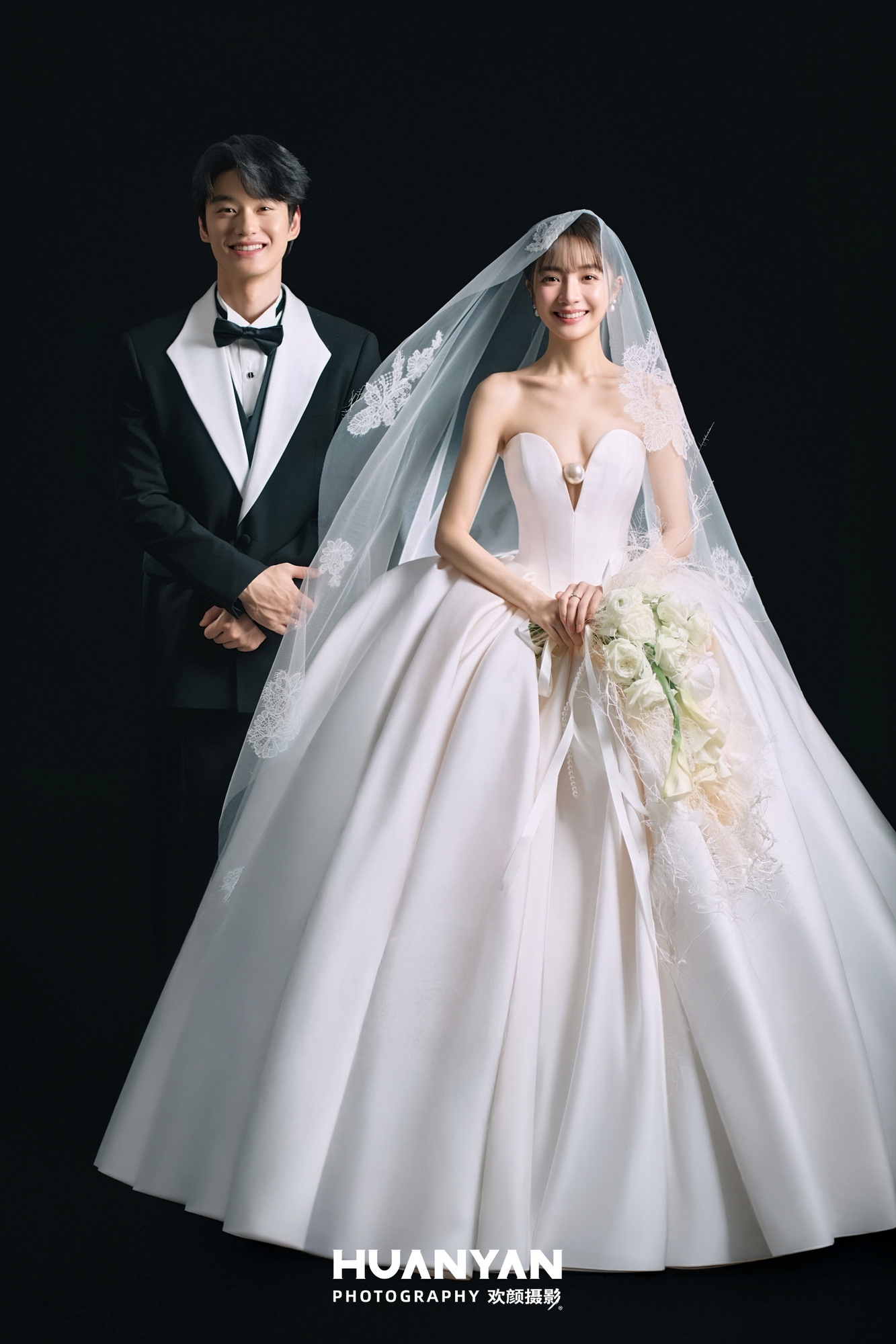 屿之忆客片第3张｜简约风婚纱照，摄于室内