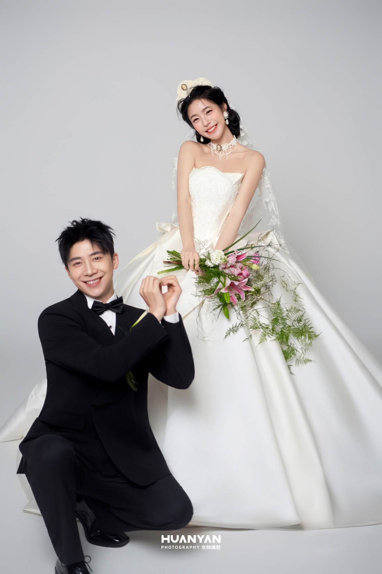 纯白叙事：极简风婚纱照室内实拍