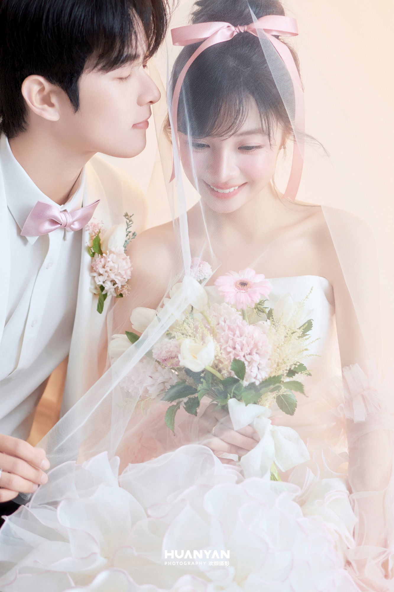 间白纱：极简风婚纱照室内实拍