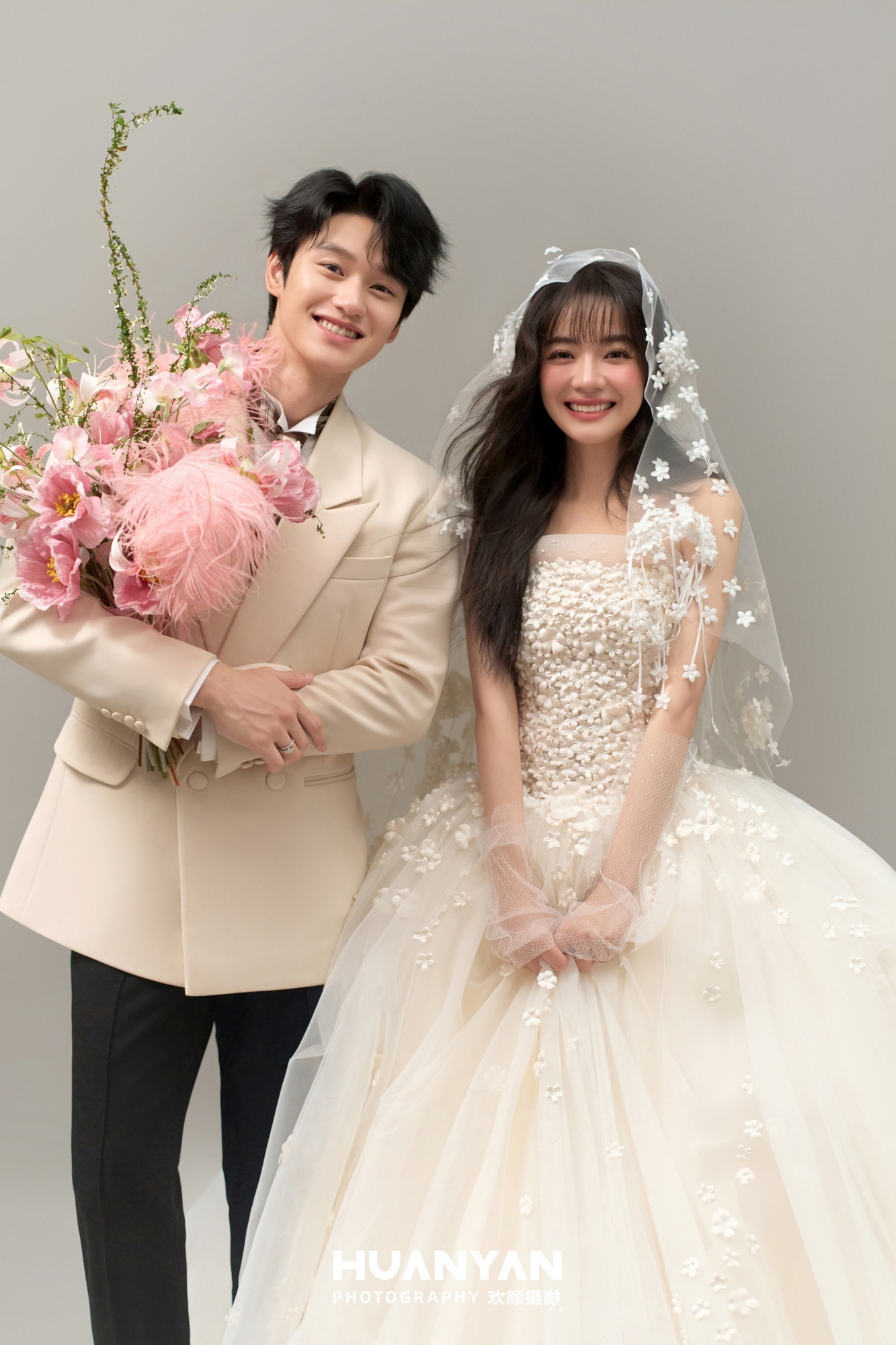 屿情书客片第3张｜简约风婚纱照，摄于室内